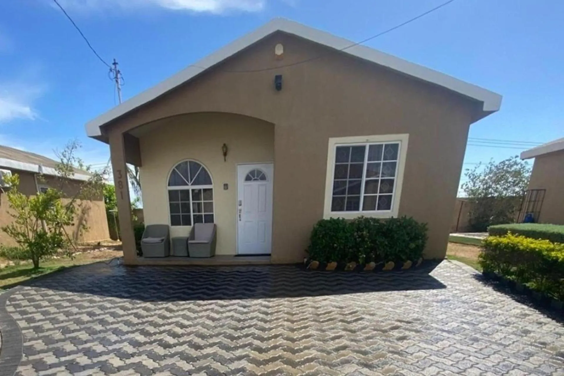 2-Bed Sleeps 4 Private Garden Parking