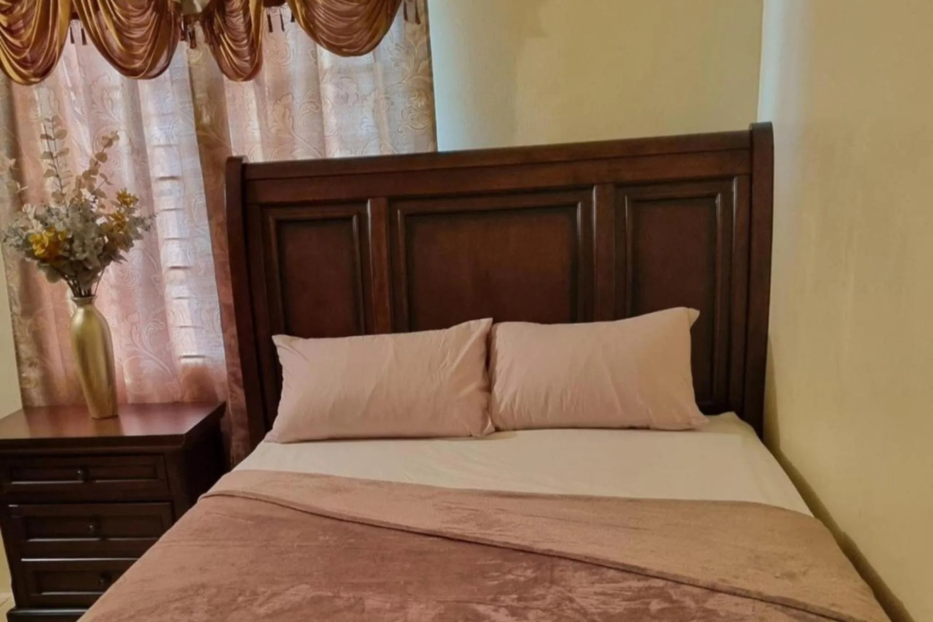 Bed in 2-Bed Sleeps 4 Private Garden Parking