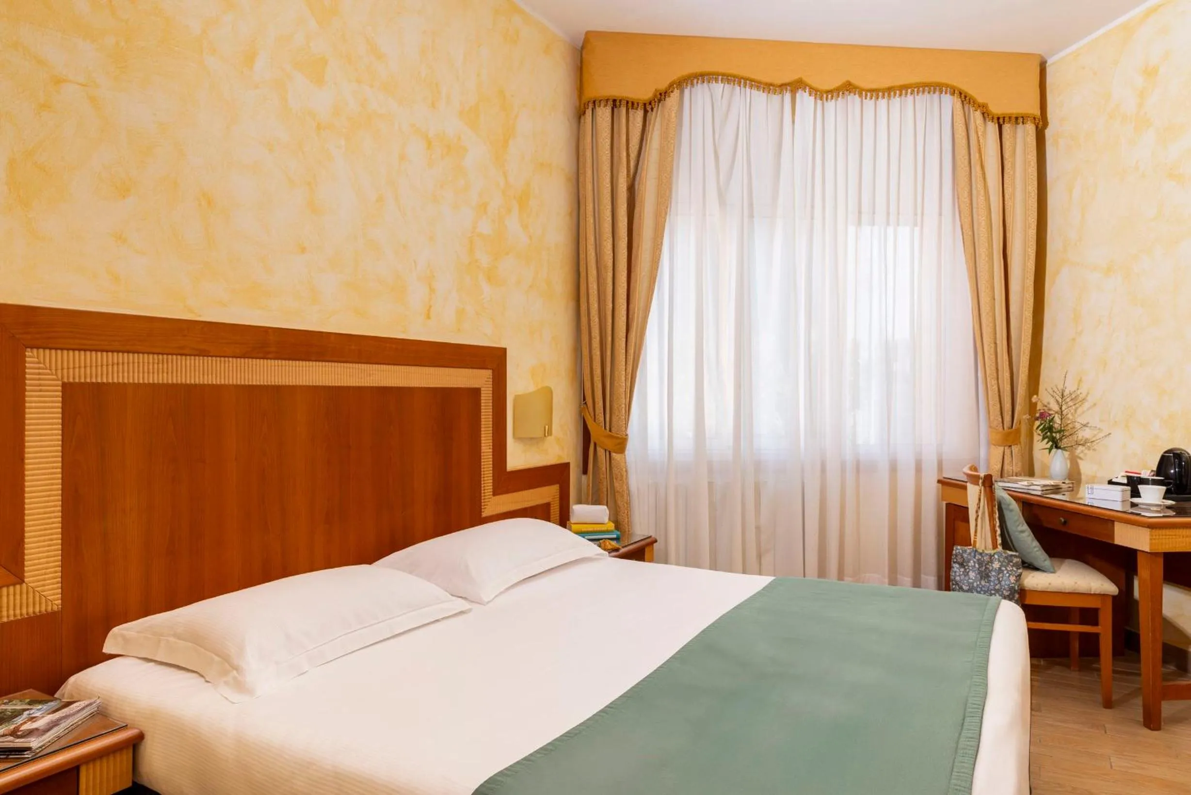 Bedroom, Bed in Hotel & Residence Venezia 2000