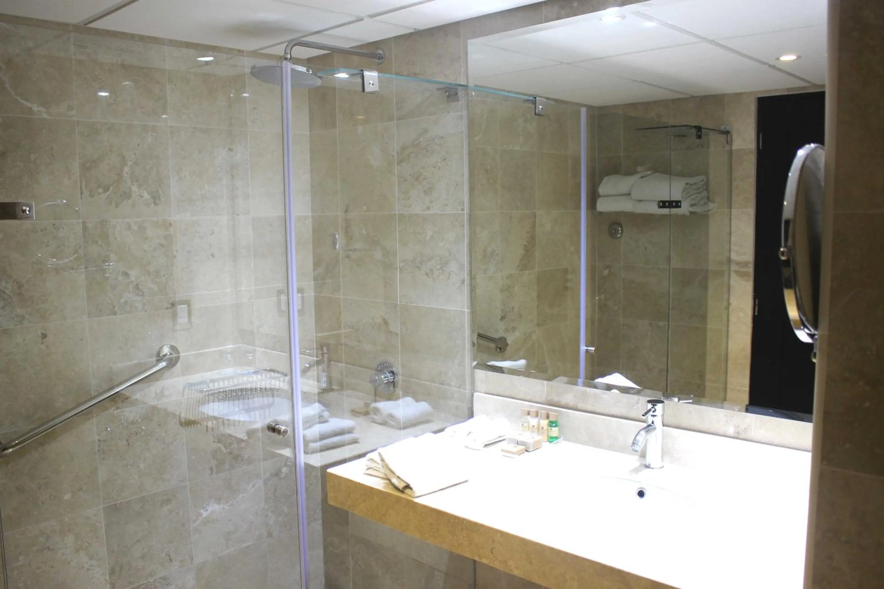 Shower in Sol de Oro Hotel & Suites