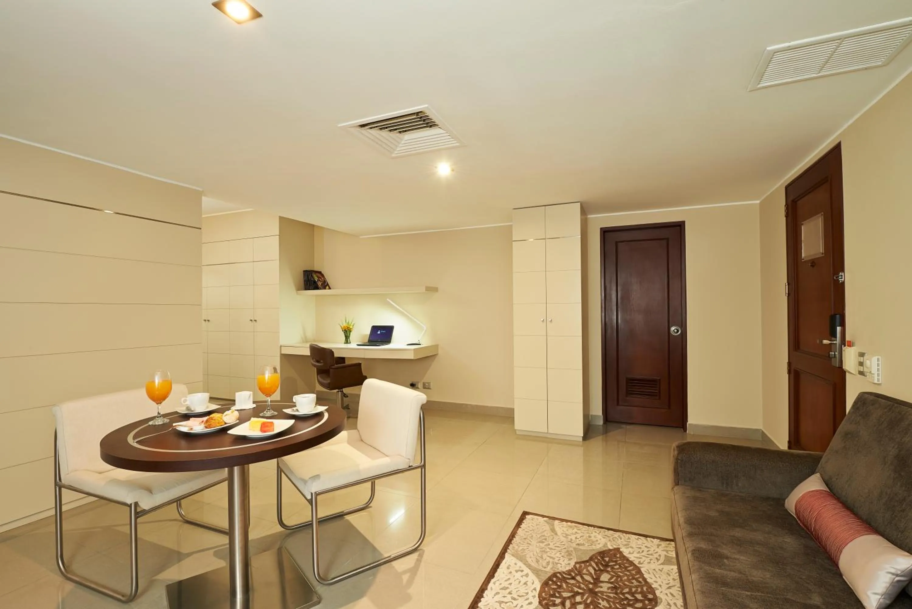 Seating area in Sol de Oro Hotel & Suites