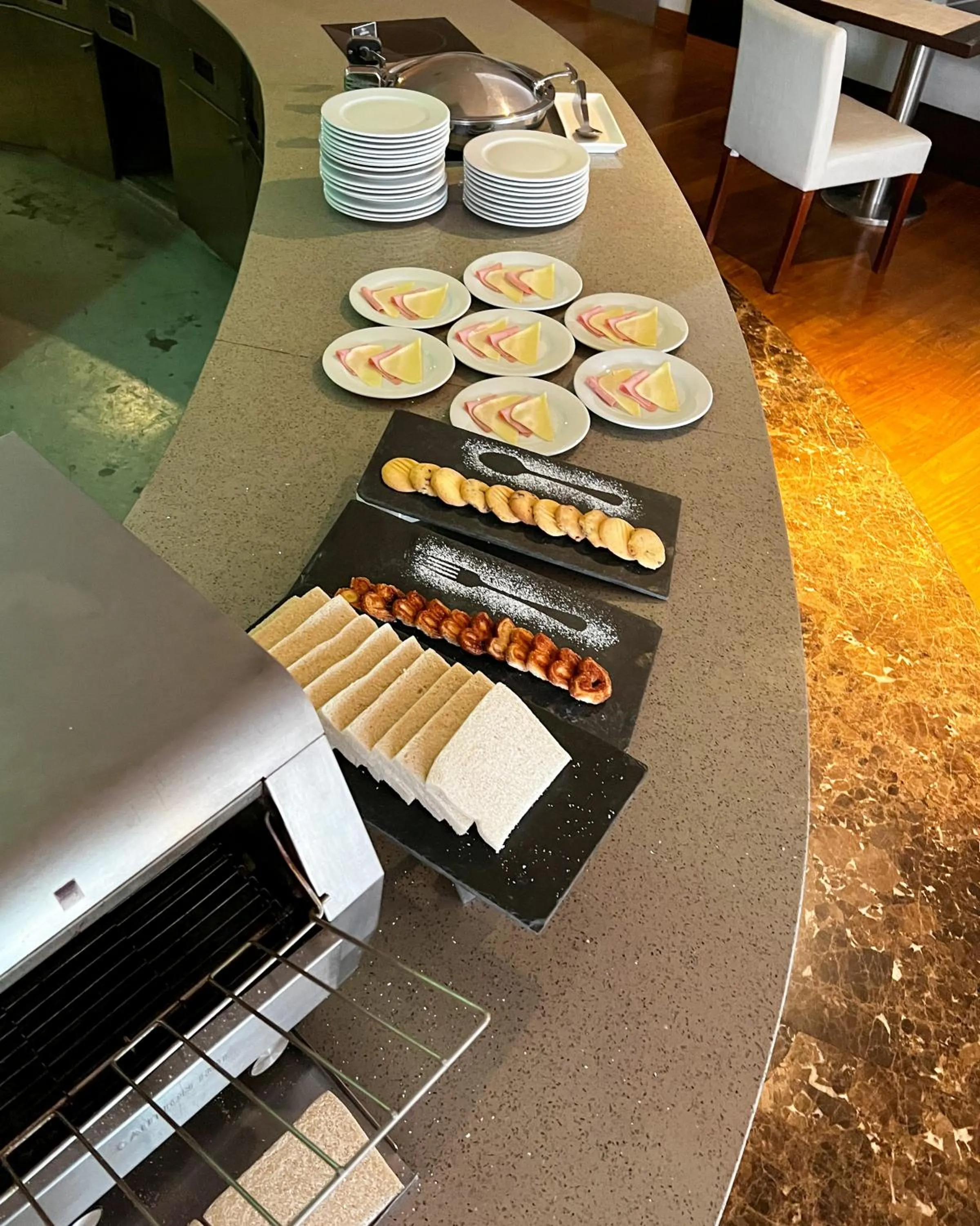 Restaurant/places to eat in Sol de Oro Hotel & Suites