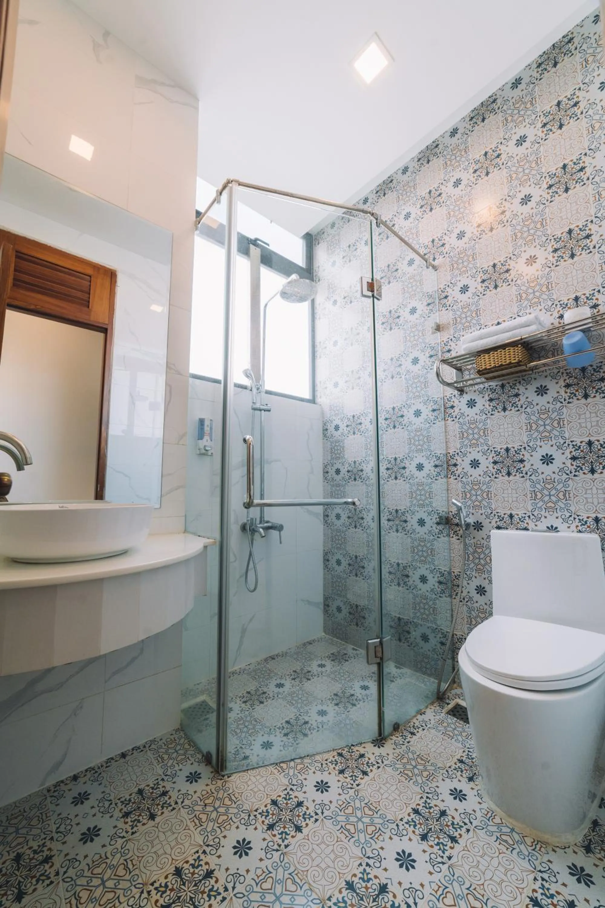 Shower in Hạ Na Hotel Đà Lạt