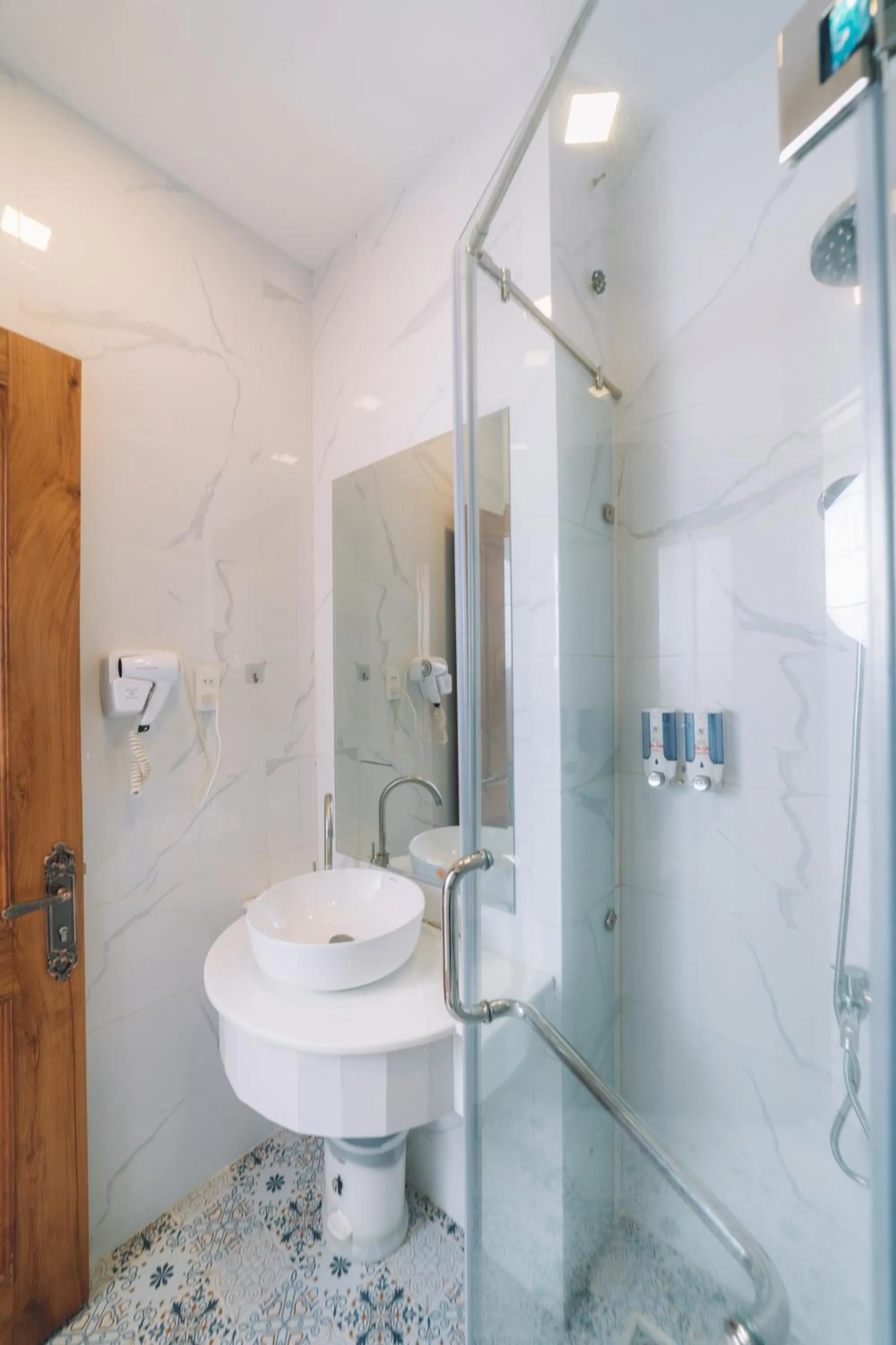 Shower in Hạ Na Hotel Đà Lạt