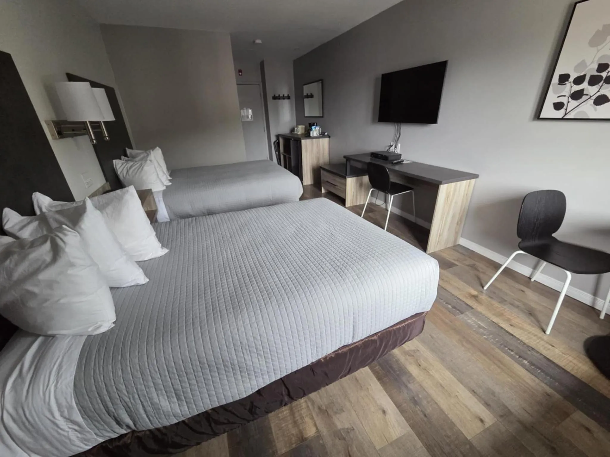 Communal lounge/ TV room, Bed in Hôtel le 625