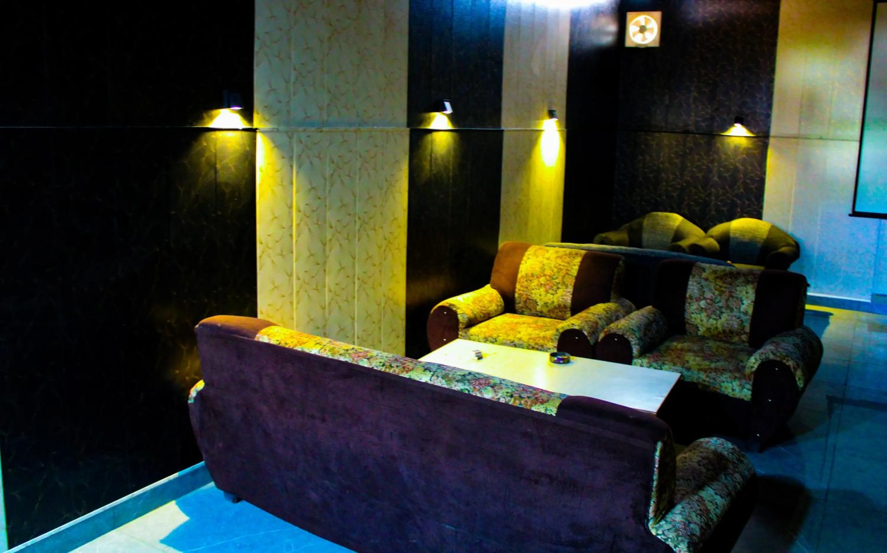 Restaurant/places to eat in Sangam Hotel