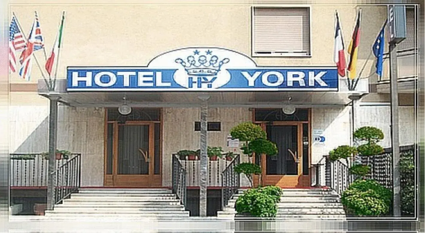 Facade/entrance in Hotel York