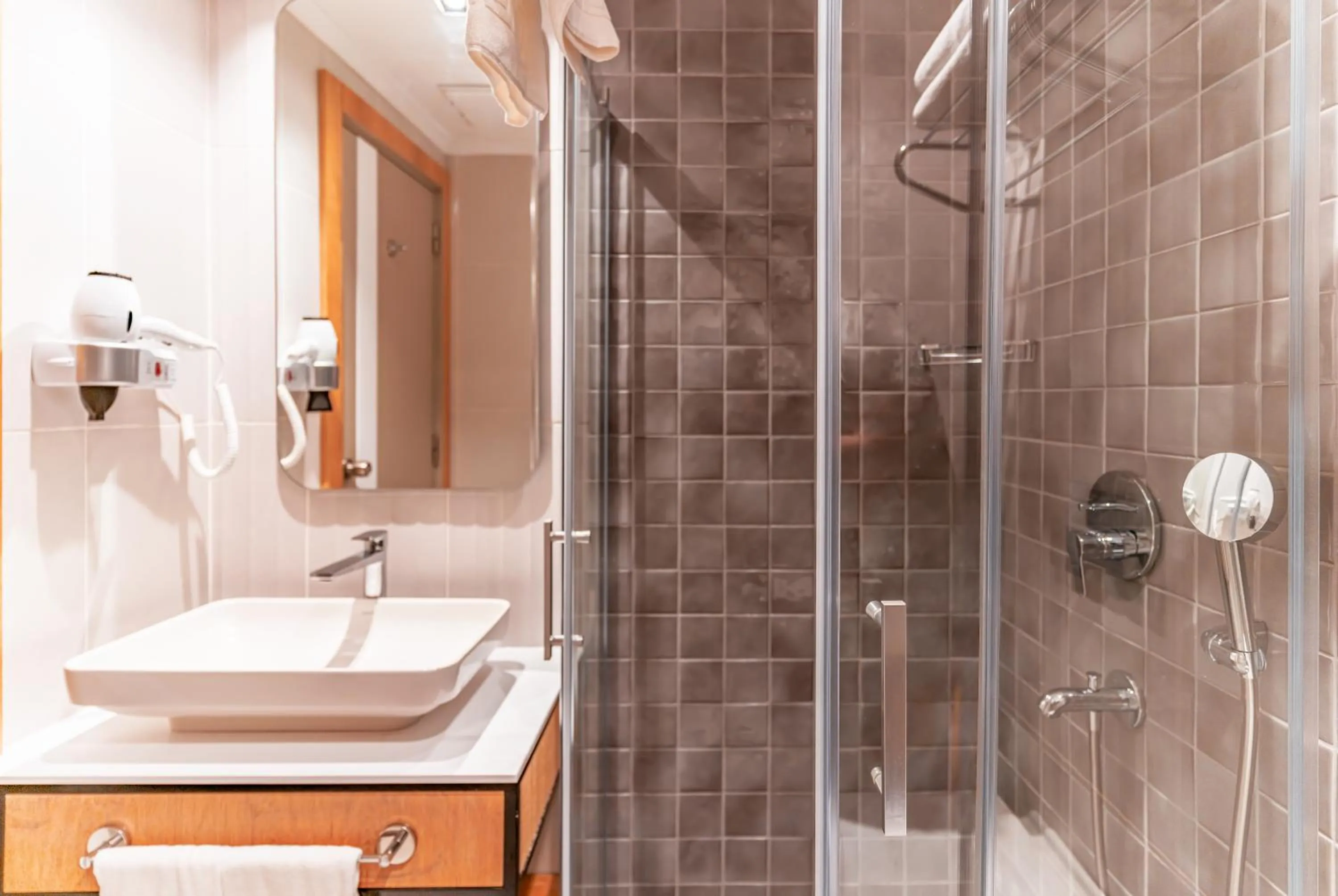 Shower in PEARLY HOTEL