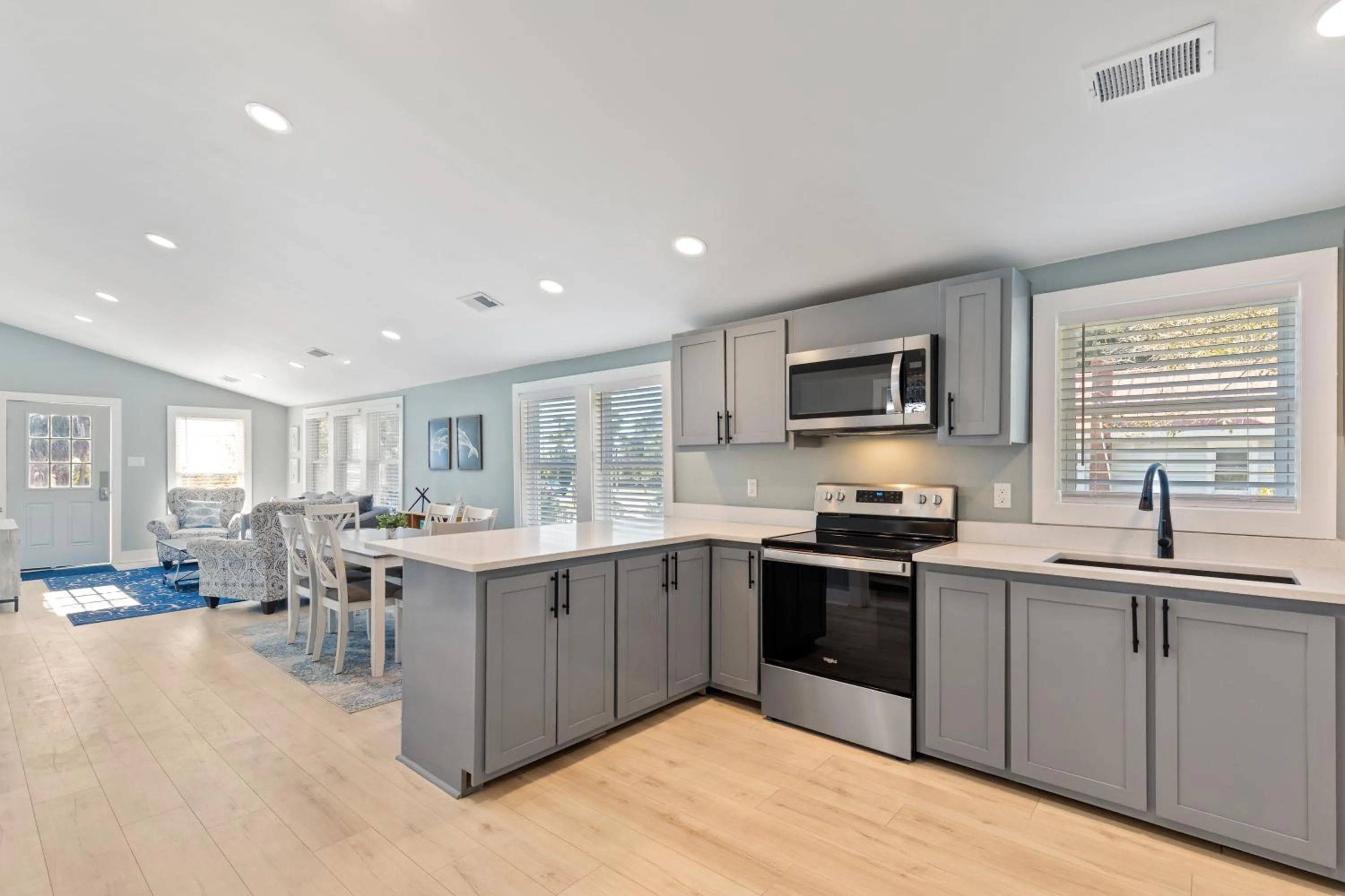 222 W Ashley - Sea Breeze - Minutes to the Ocean and Downtown Folly Beach