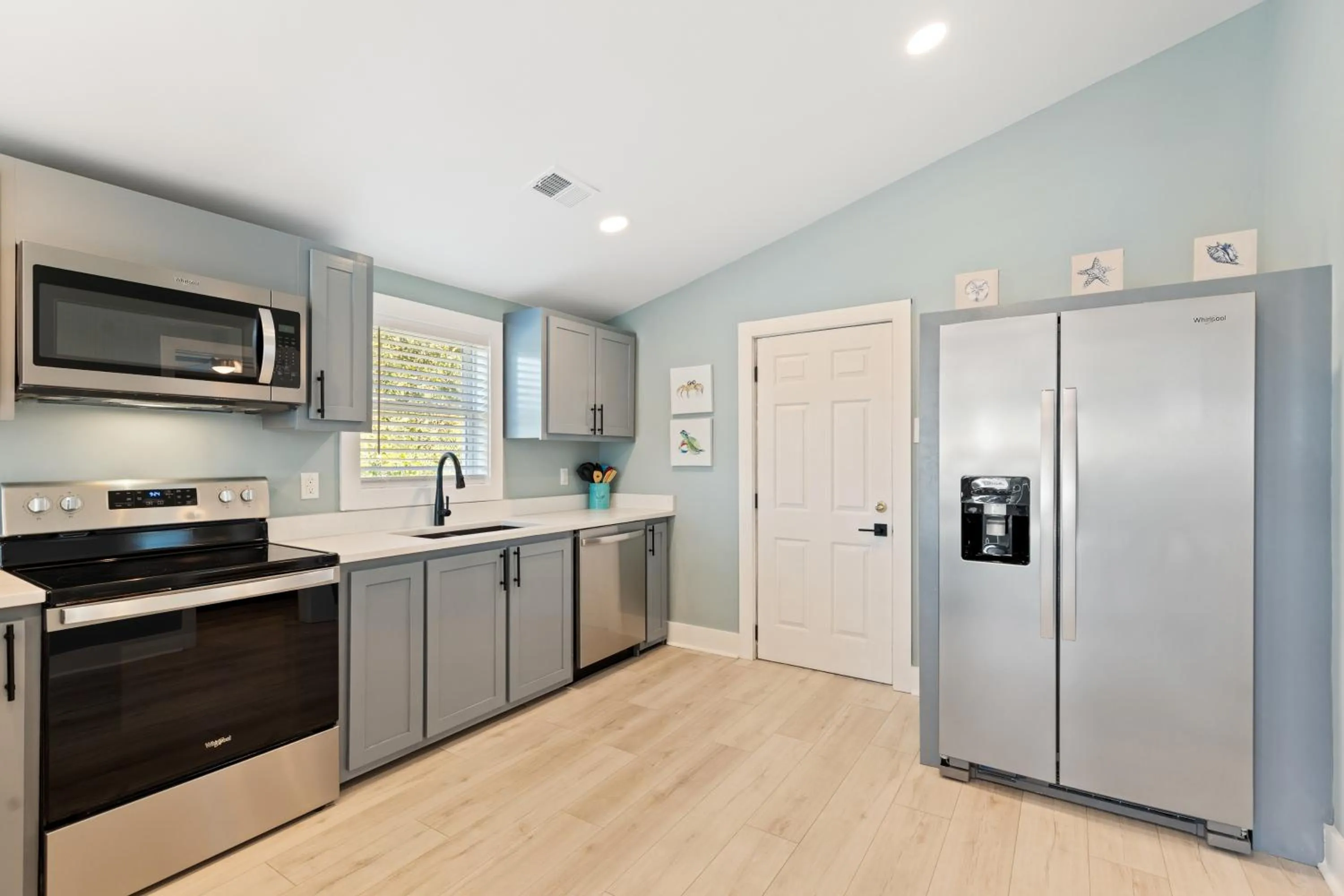 222 W Ashley - Sea Breeze - Minutes to the Ocean and Downtown Folly Beach