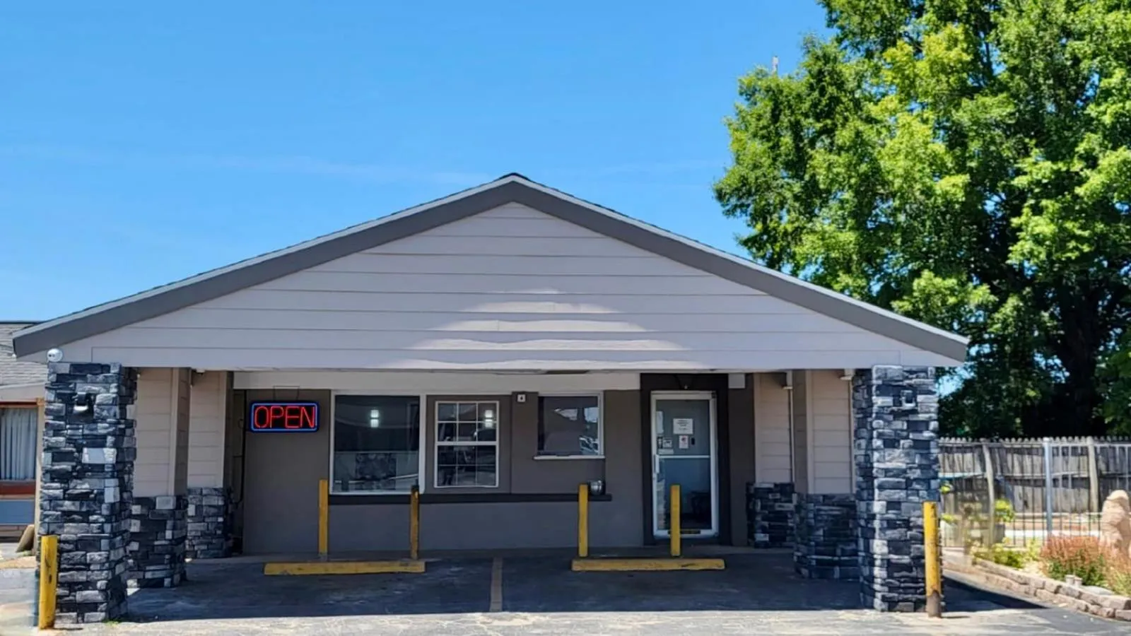 Property building in Budget Inn & Suites