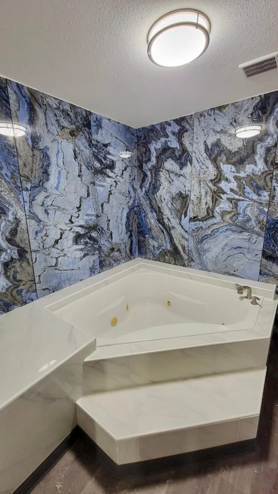 Hot Tub in Budget Inn & Suites