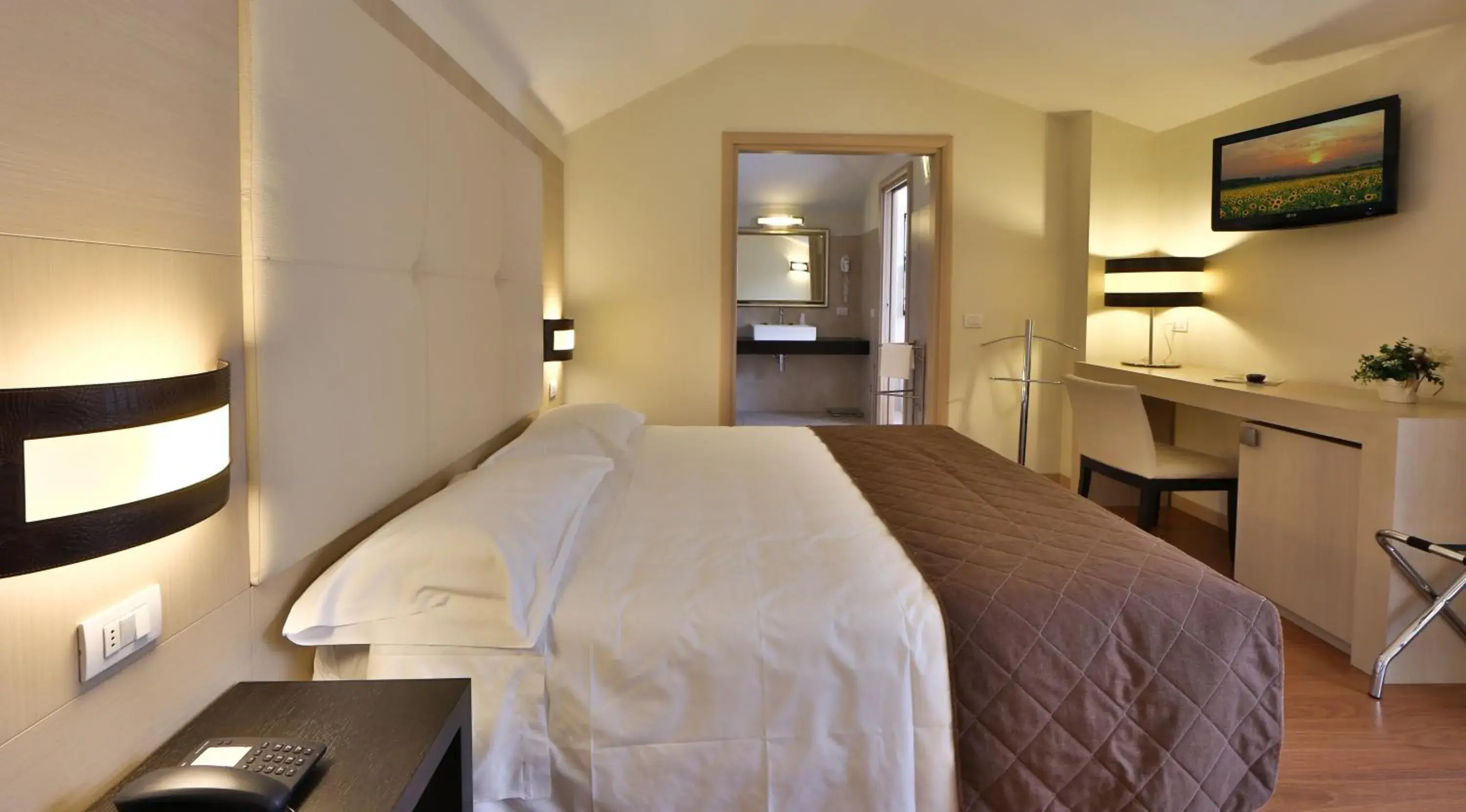 Superior Double Room in Regal Hotel Superior Double Room in Regal Hotel
