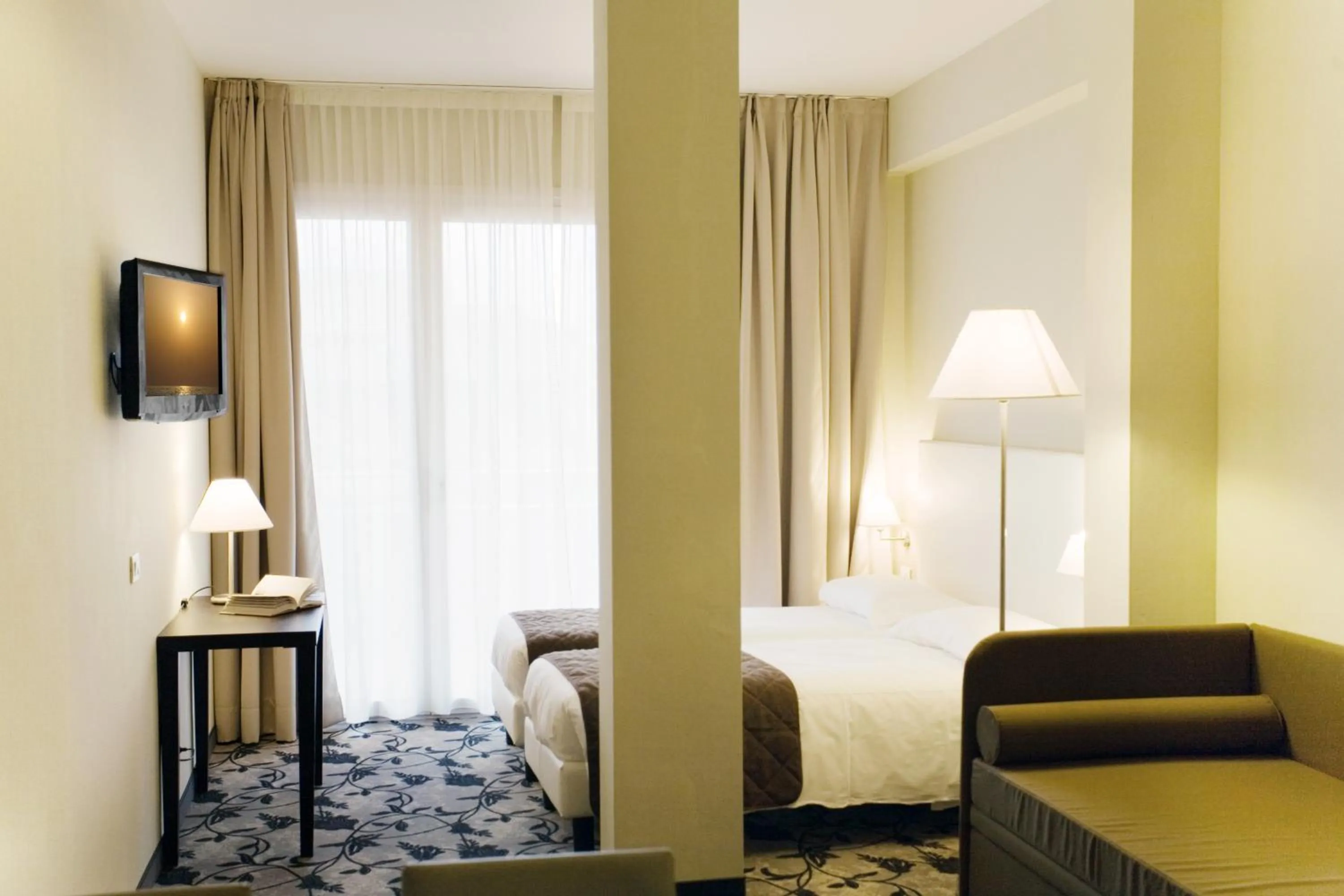 Living room, Bed in Regal Hotel