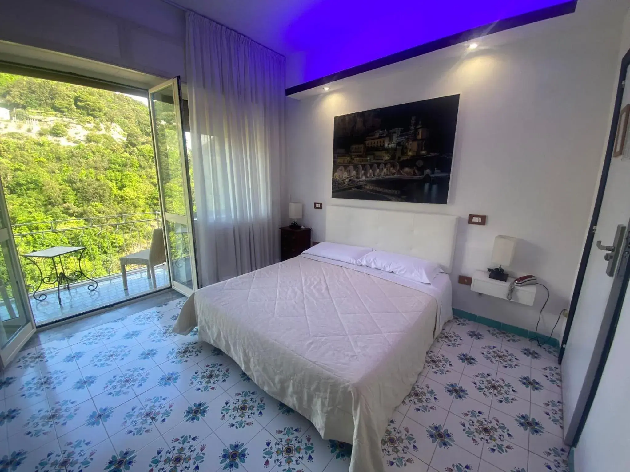 Deluxe Double Room with Side Sea View in Hotel Vietri Coast Deluxe Double Room with Side Sea View in Hotel Vietri Coast