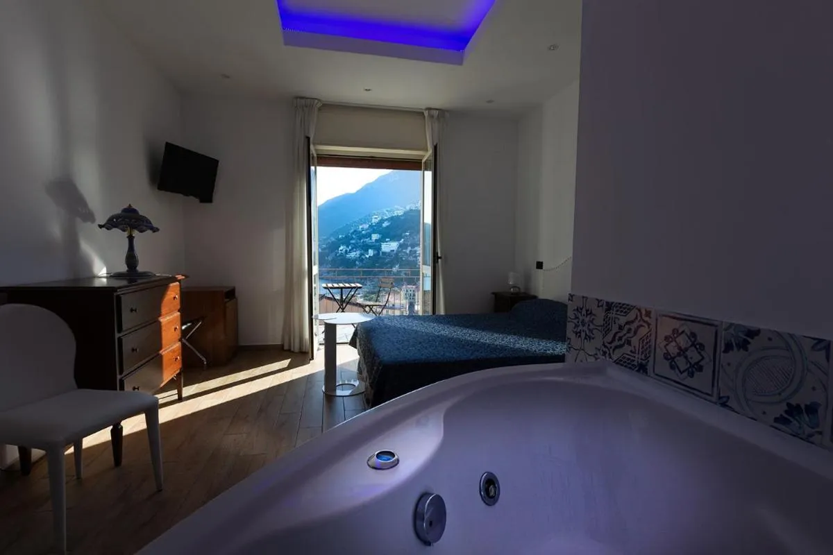 Hot Tub, Bed in Hotel Vietri Coast
