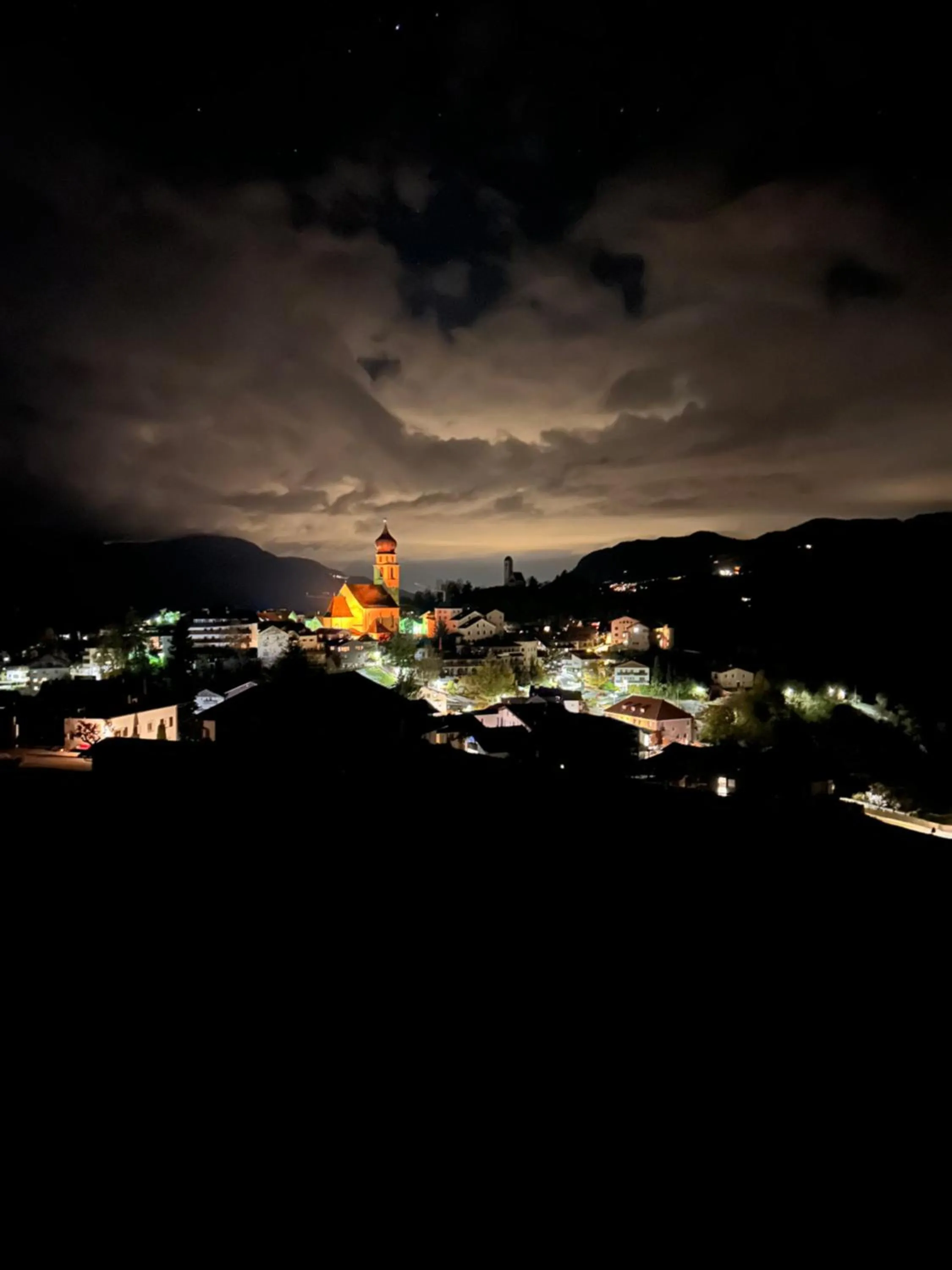 Night in Hotel Emmy - five elements