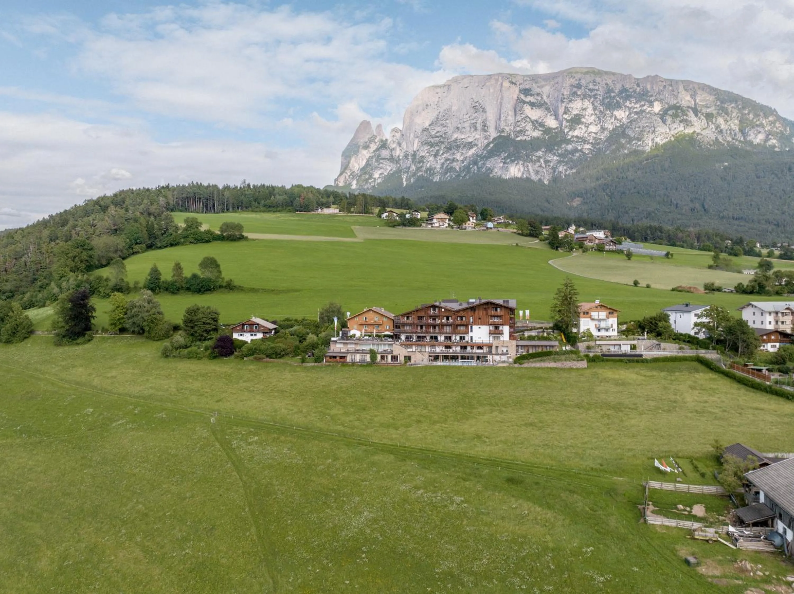 Property building in Hotel Emmy - five elements