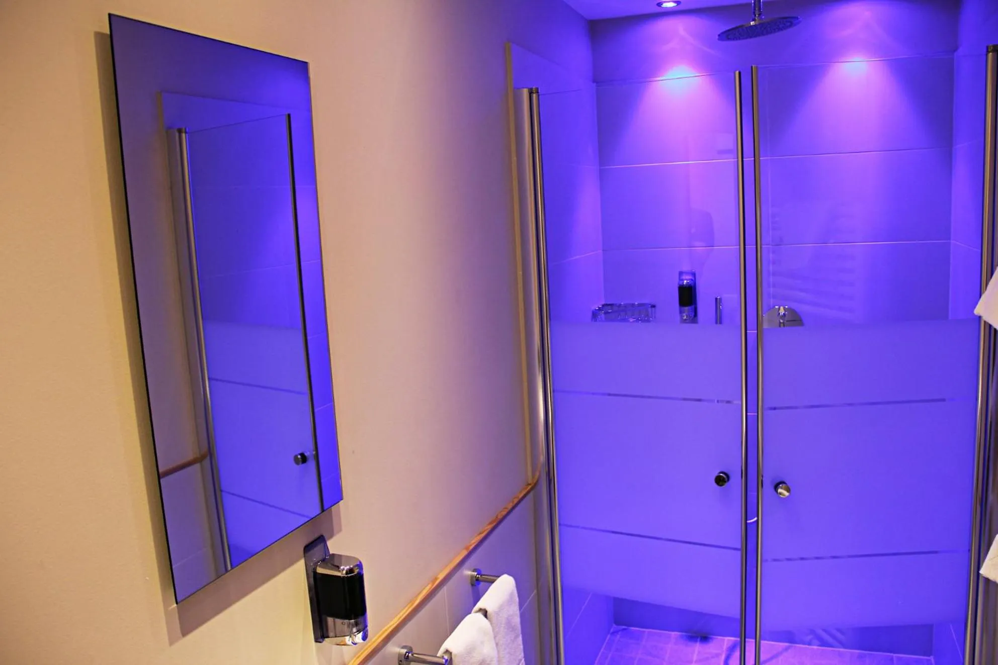 Shower in Hotel Emmy - five elements