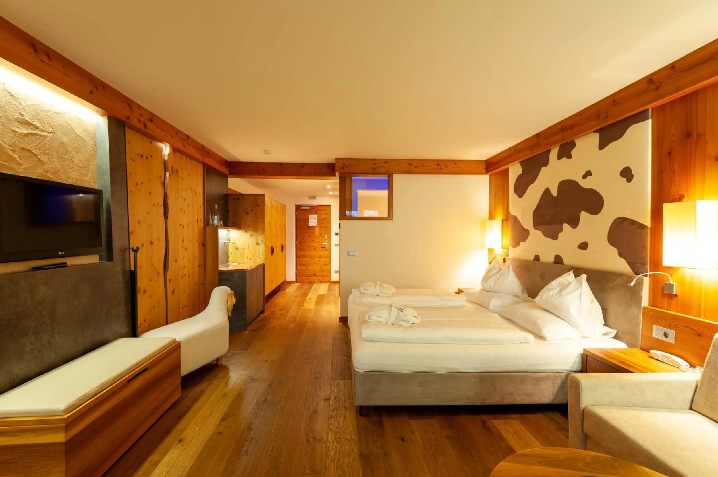 Staff, Bed in Hotel Emmy - five elements