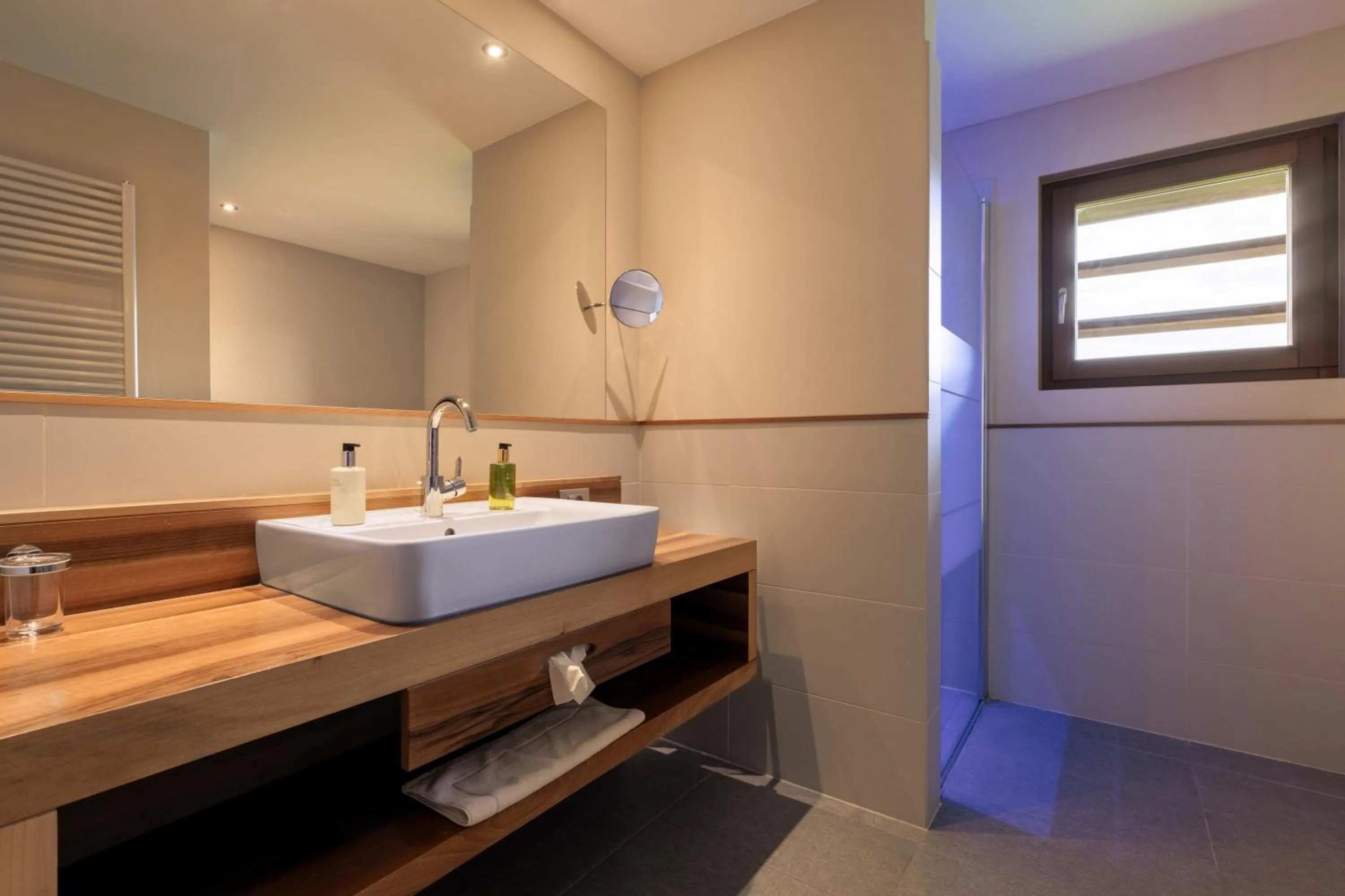 Shower in Hotel Emmy - five elements