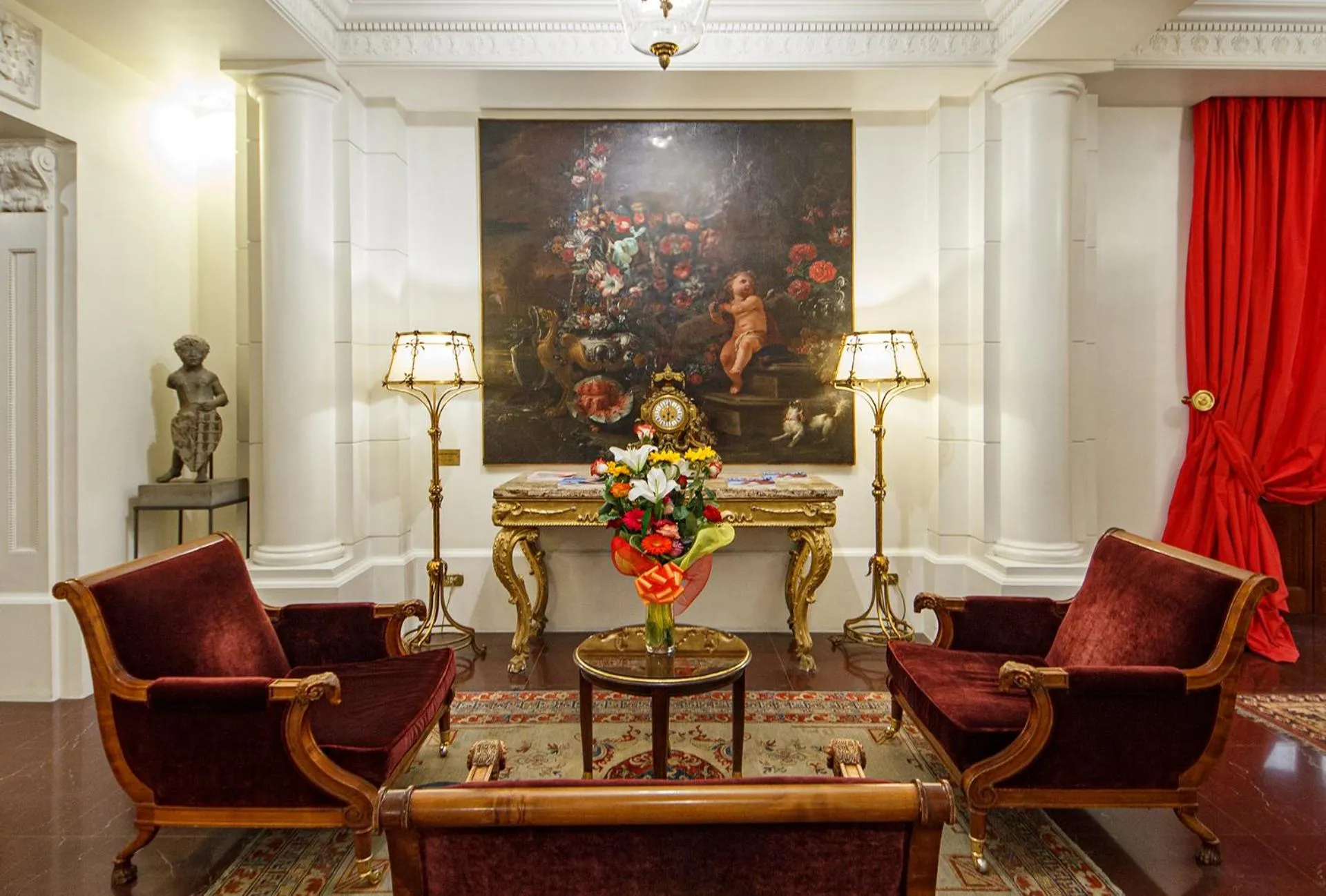 Communal lounge/ TV room in Hotel Albani Firenze