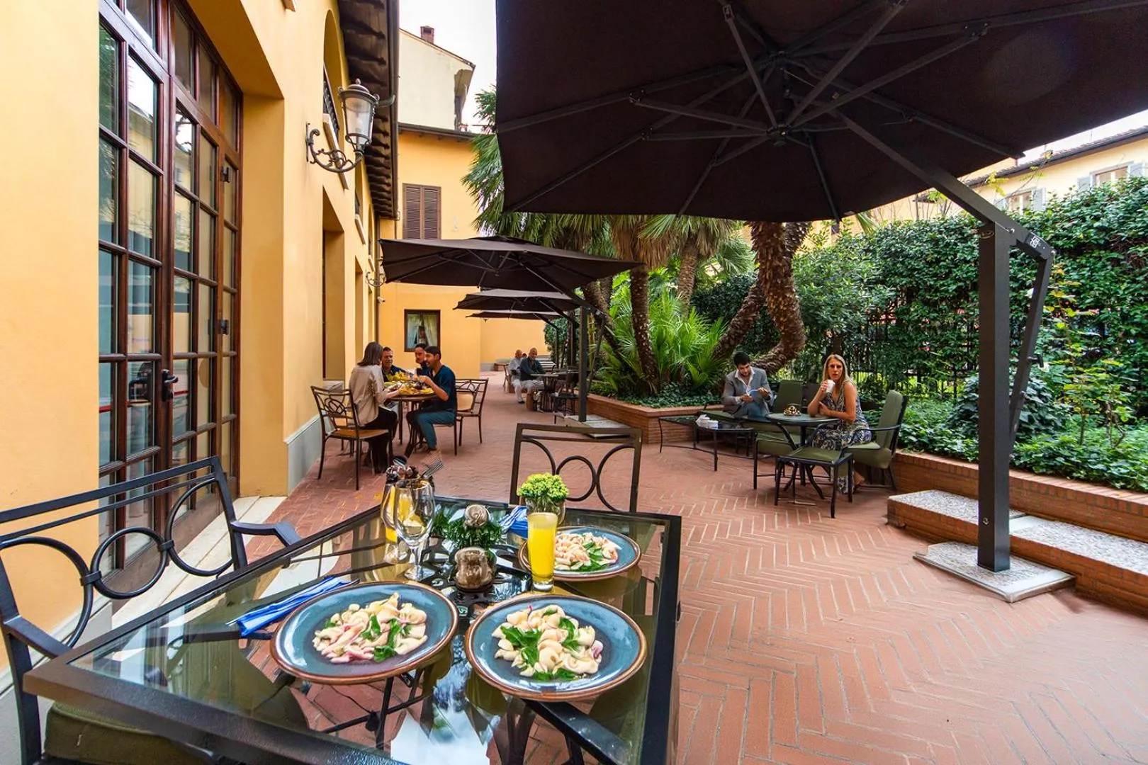 Patio in Hotel Albani Firenze