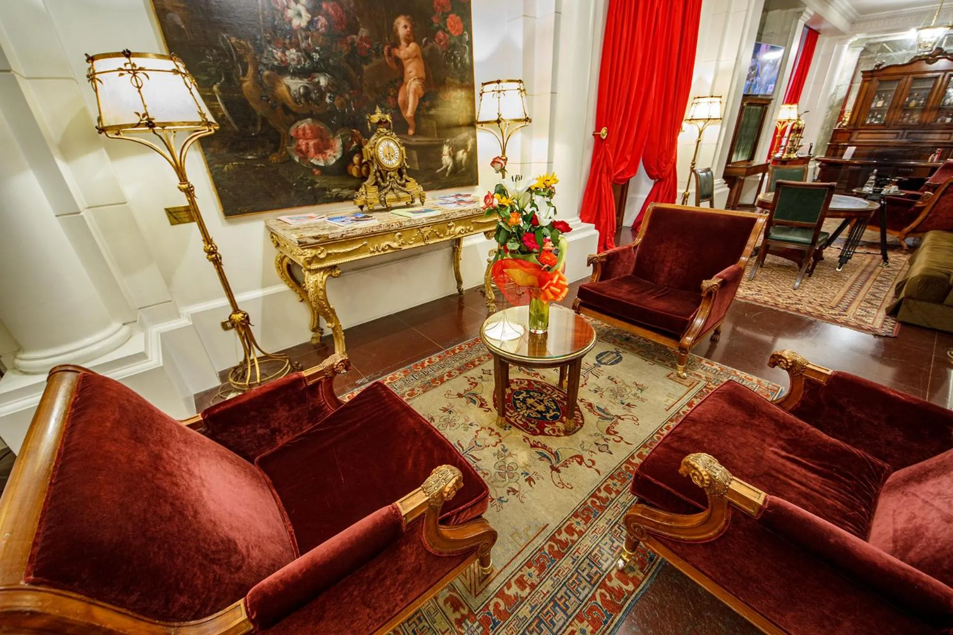 Communal lounge/ TV room in Hotel Albani Firenze