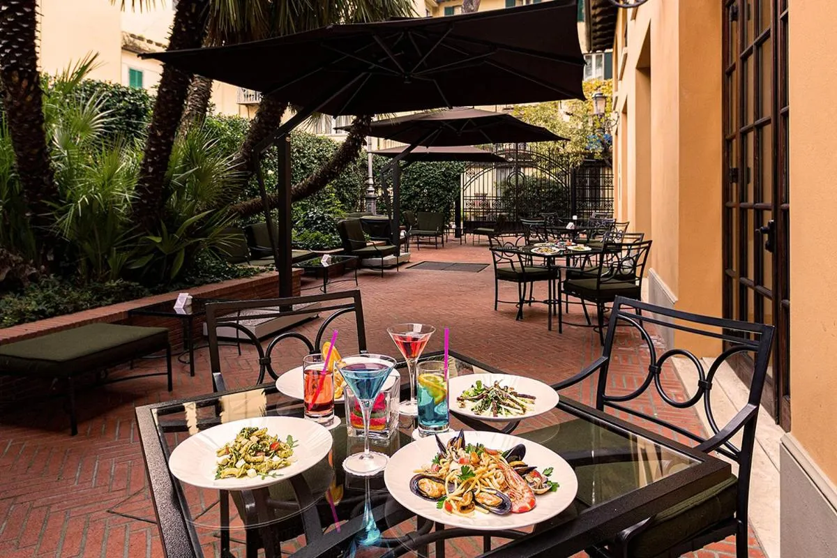 Patio in Hotel Albani Firenze