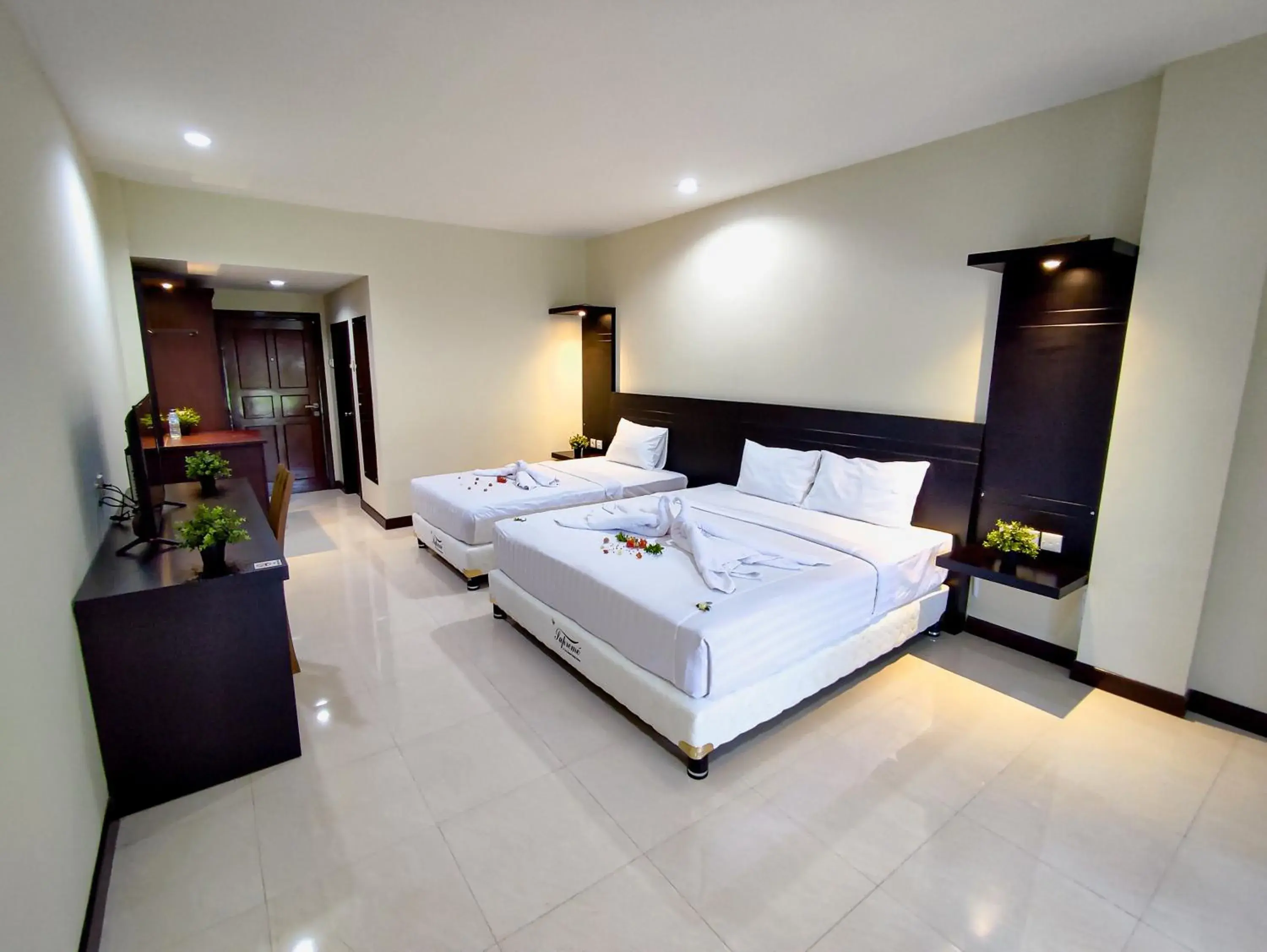 Bed in Crystal City Hotel Bed in Crystal City Hotel