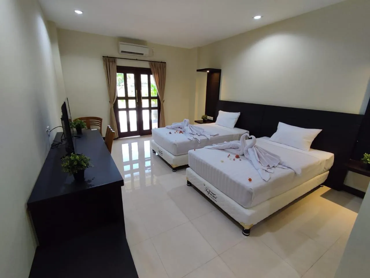 Bed in Crystal City Hotel