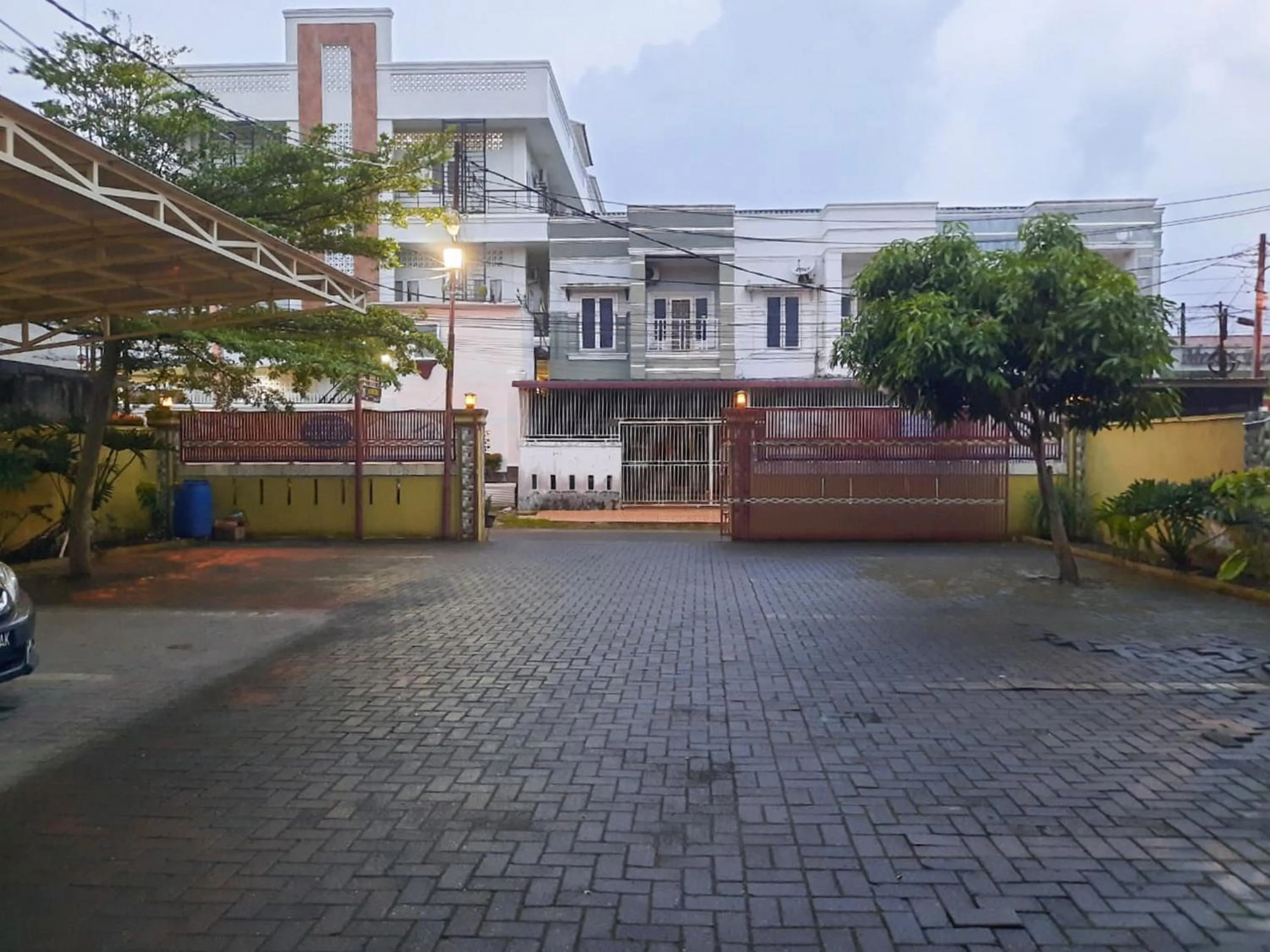 Facade/entrance in RedDoorz near RS Setiabudi Medan