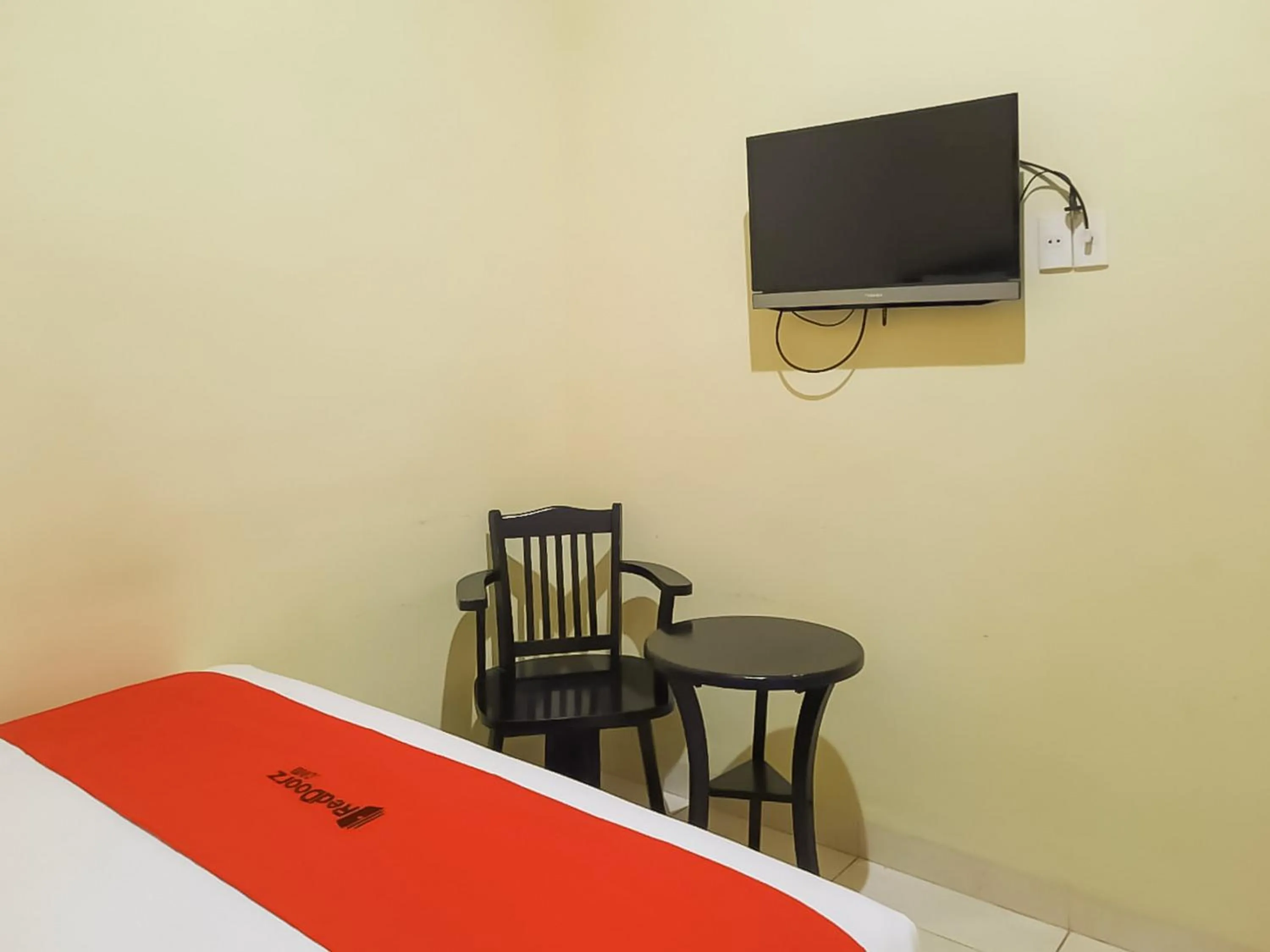 Bedroom, Bed in RedDoorz near RS Setiabudi Medan