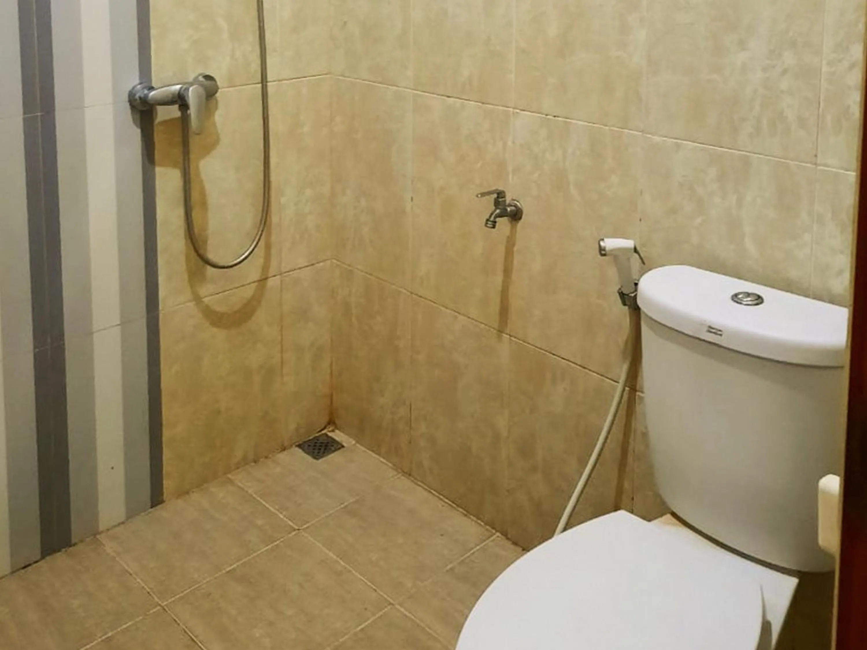 Bathroom in RedDoorz near RS Setiabudi Medan