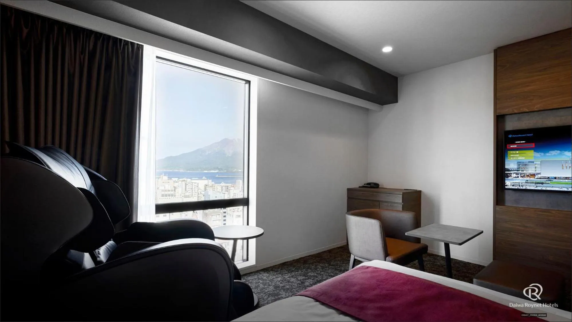 Photo of the whole room, Bed in Daiwa Roynet Hotel Kagoshima Tenmonkan PREMIER - former Daiwa Roynet Hotel Kagoshima Tenmonkan