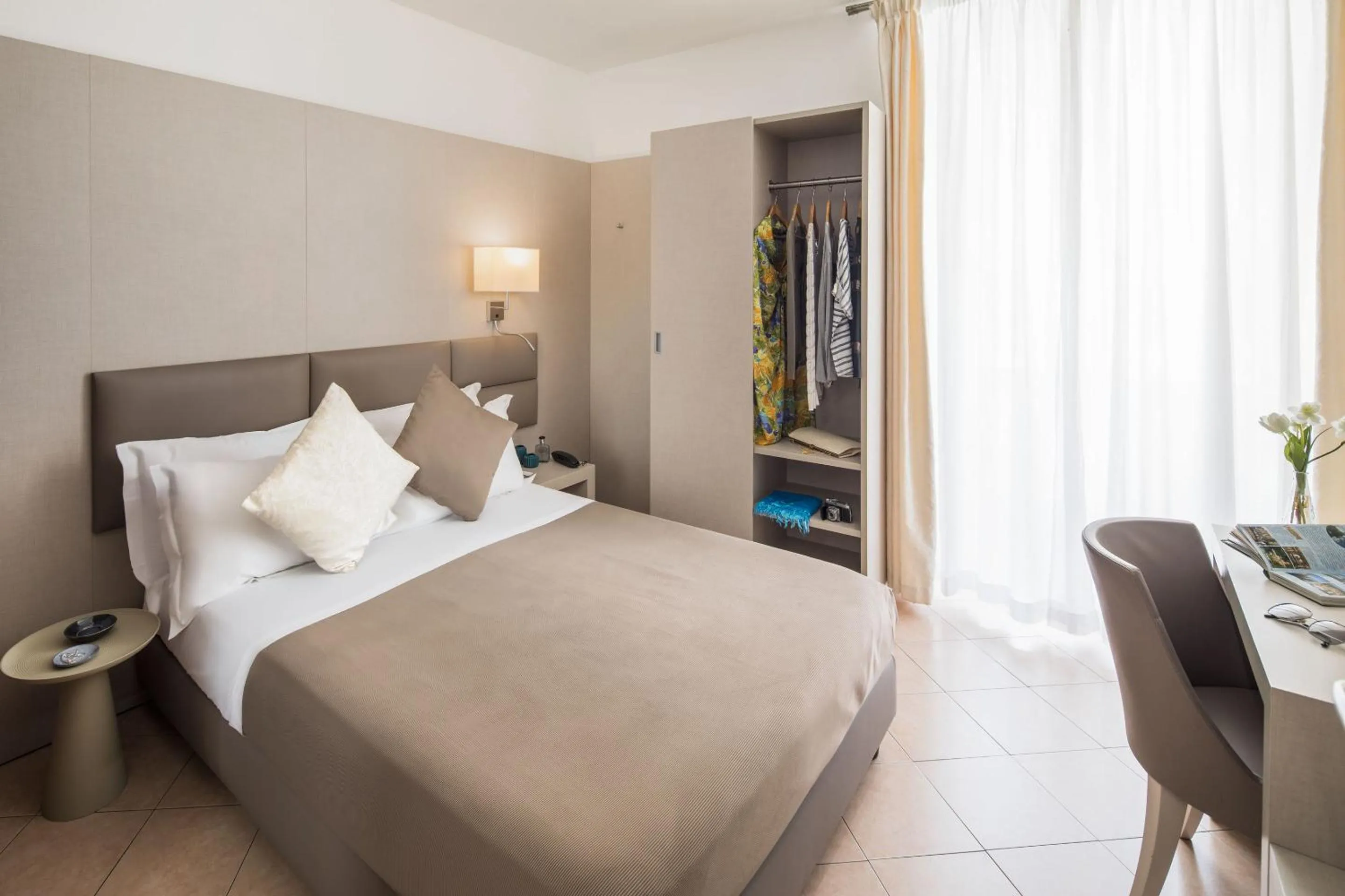 Bedroom, Bed in Hotel Vesuvio