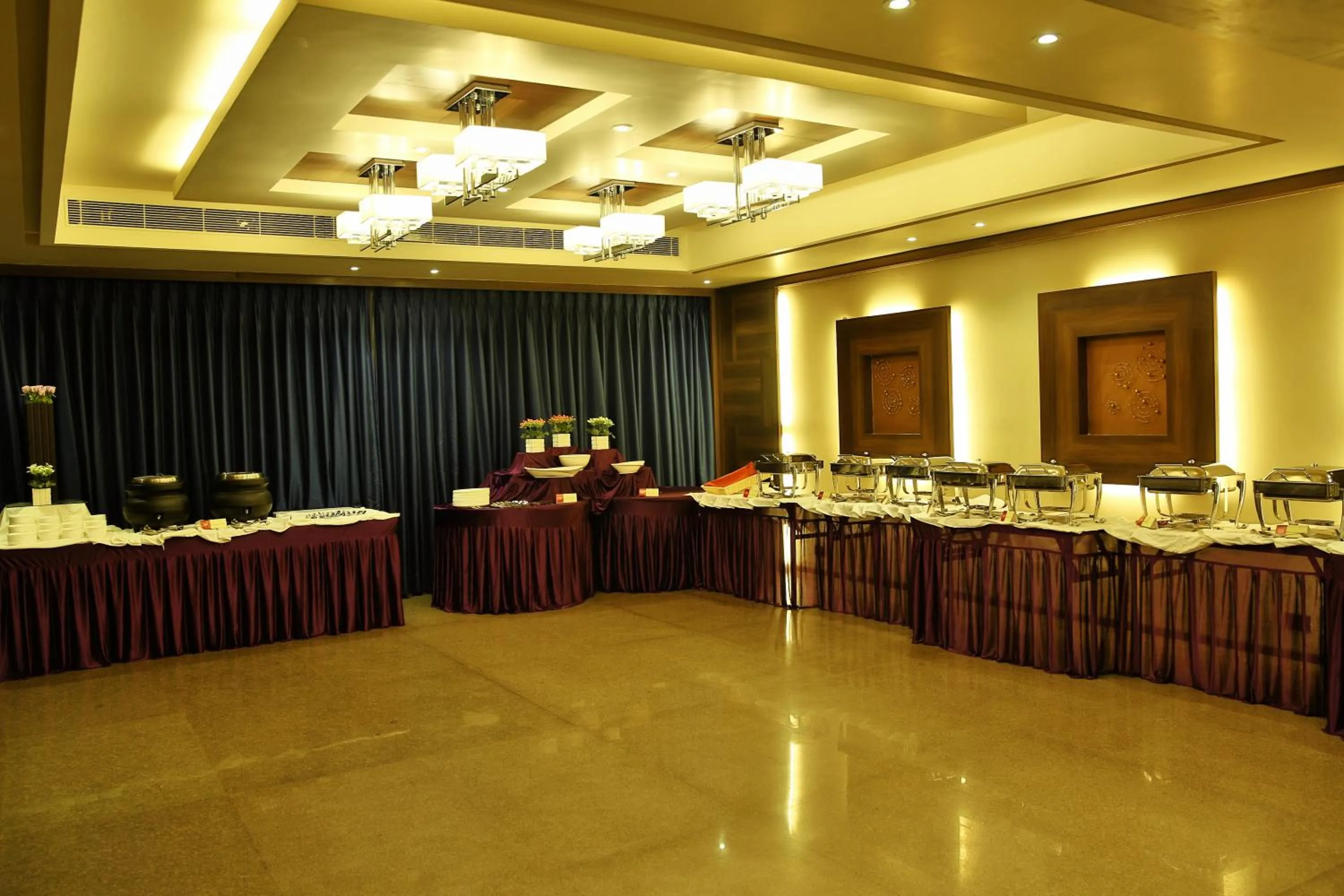 Restaurant/places to eat in HOTEL G EXPRESS Formerly Known as TGB Express