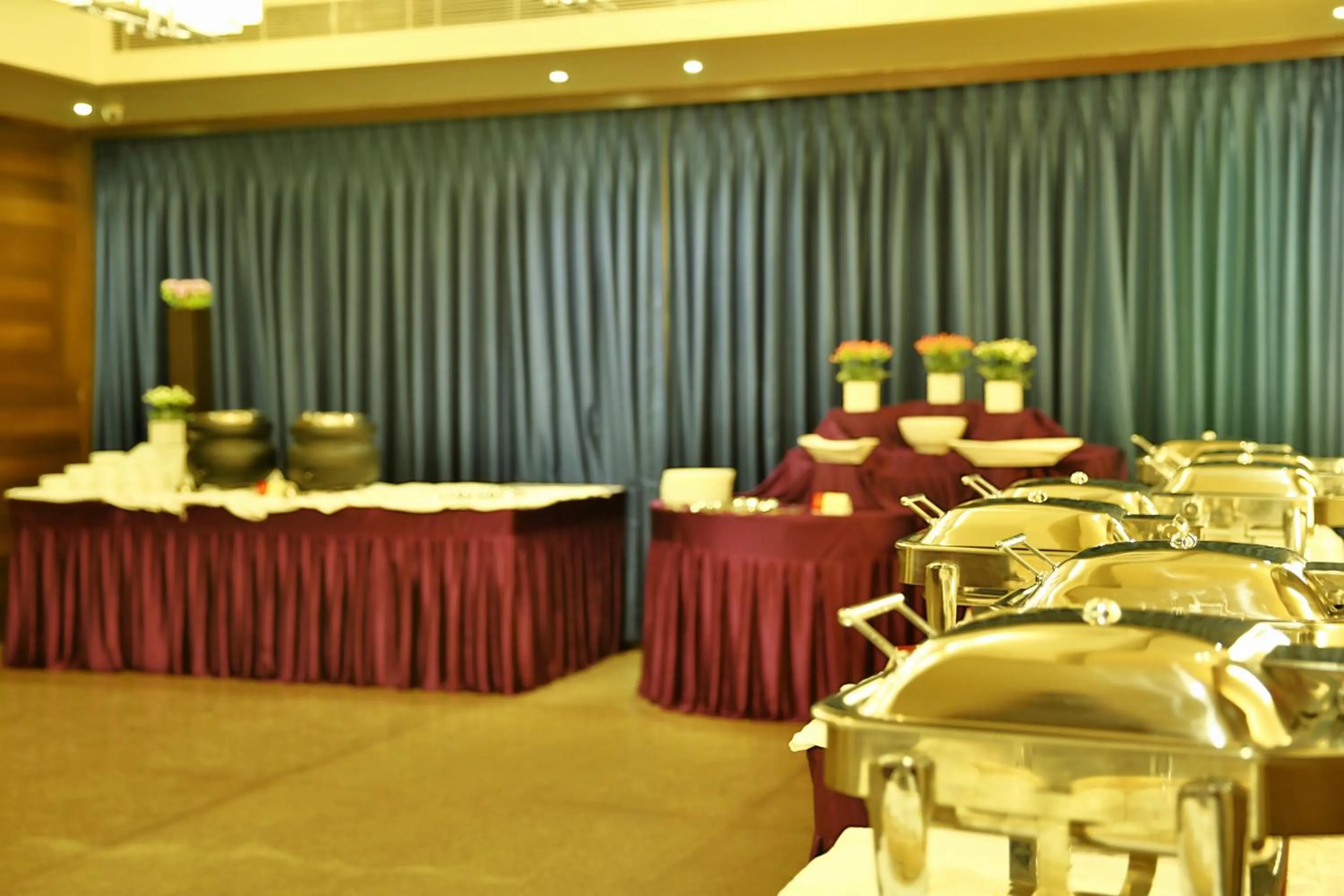 Restaurant/places to eat in HOTEL G EXPRESS Formerly Known as TGB Express