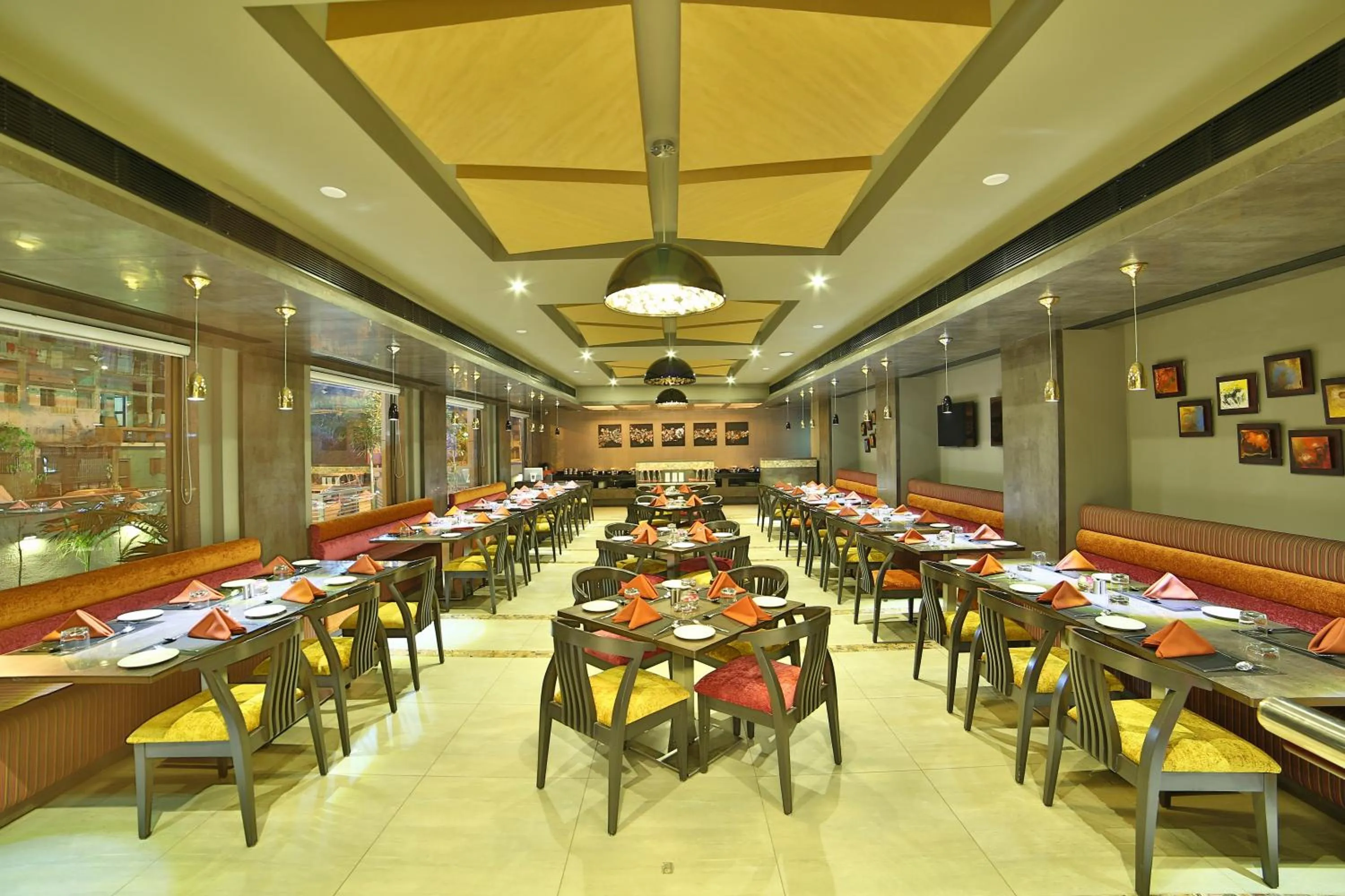 Restaurant/places to eat in HOTEL G EXPRESS Formerly Known as TGB Express