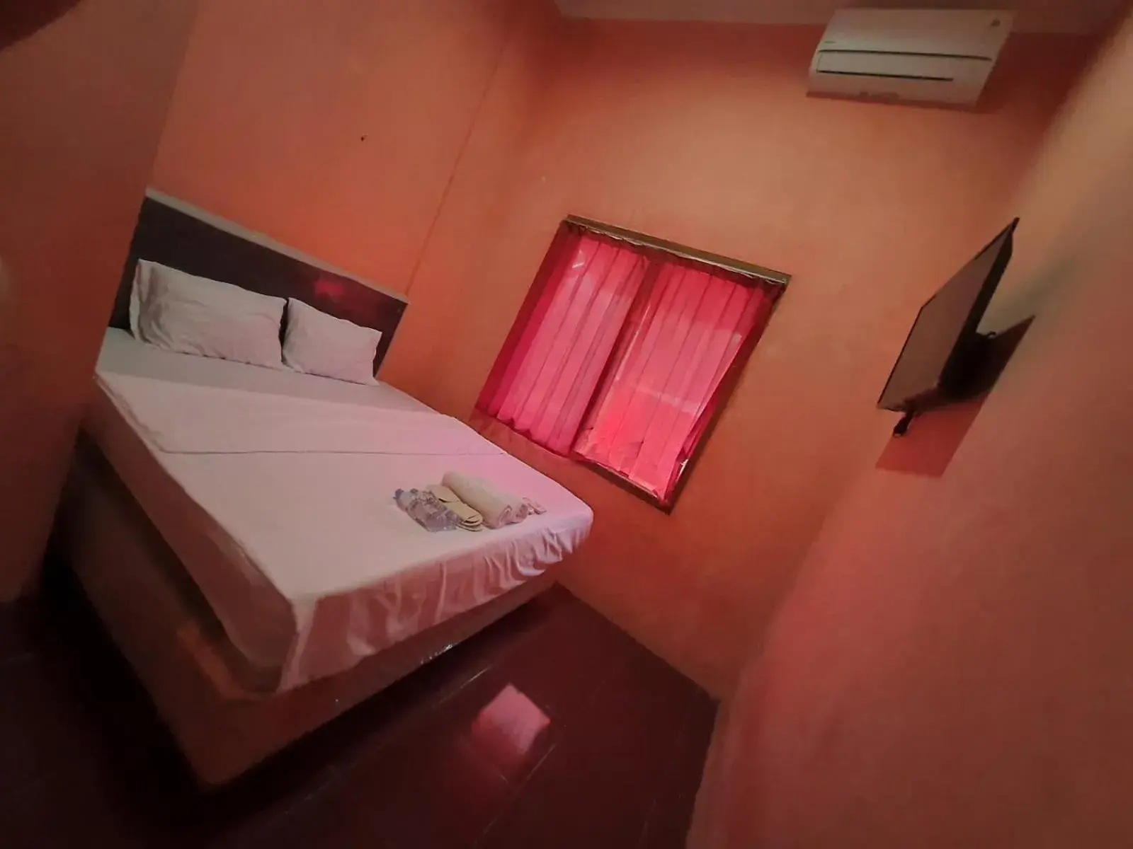 Bed in Pakde air cafe and homestay Grabag Magelang Mitra RedDoorz Bed in Pakde air cafe and homestay Grabag Magelang Mitra RedDoorz