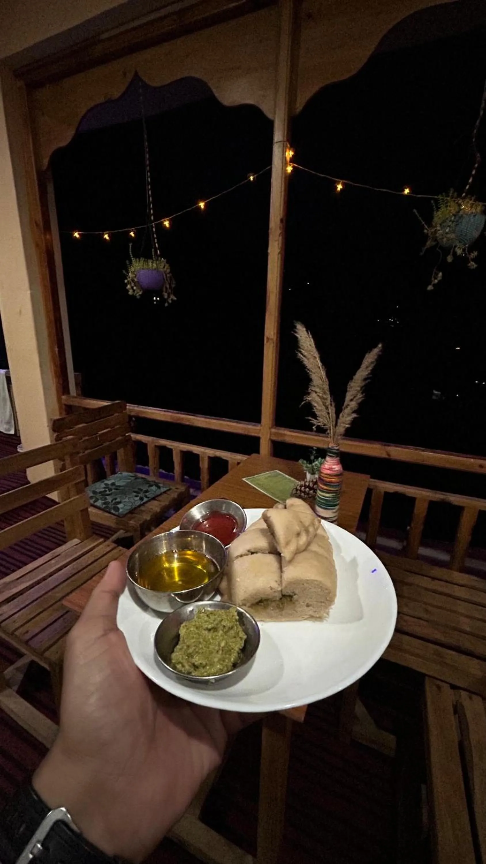 Restaurant/places to eat in MOZO Inn&Cafe Jibhi