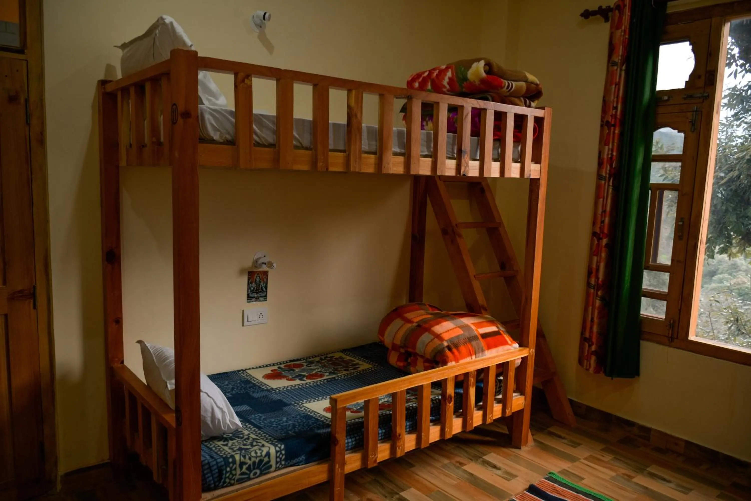 bunk bed, Bed in MOZO Inn&Cafe Jibhi