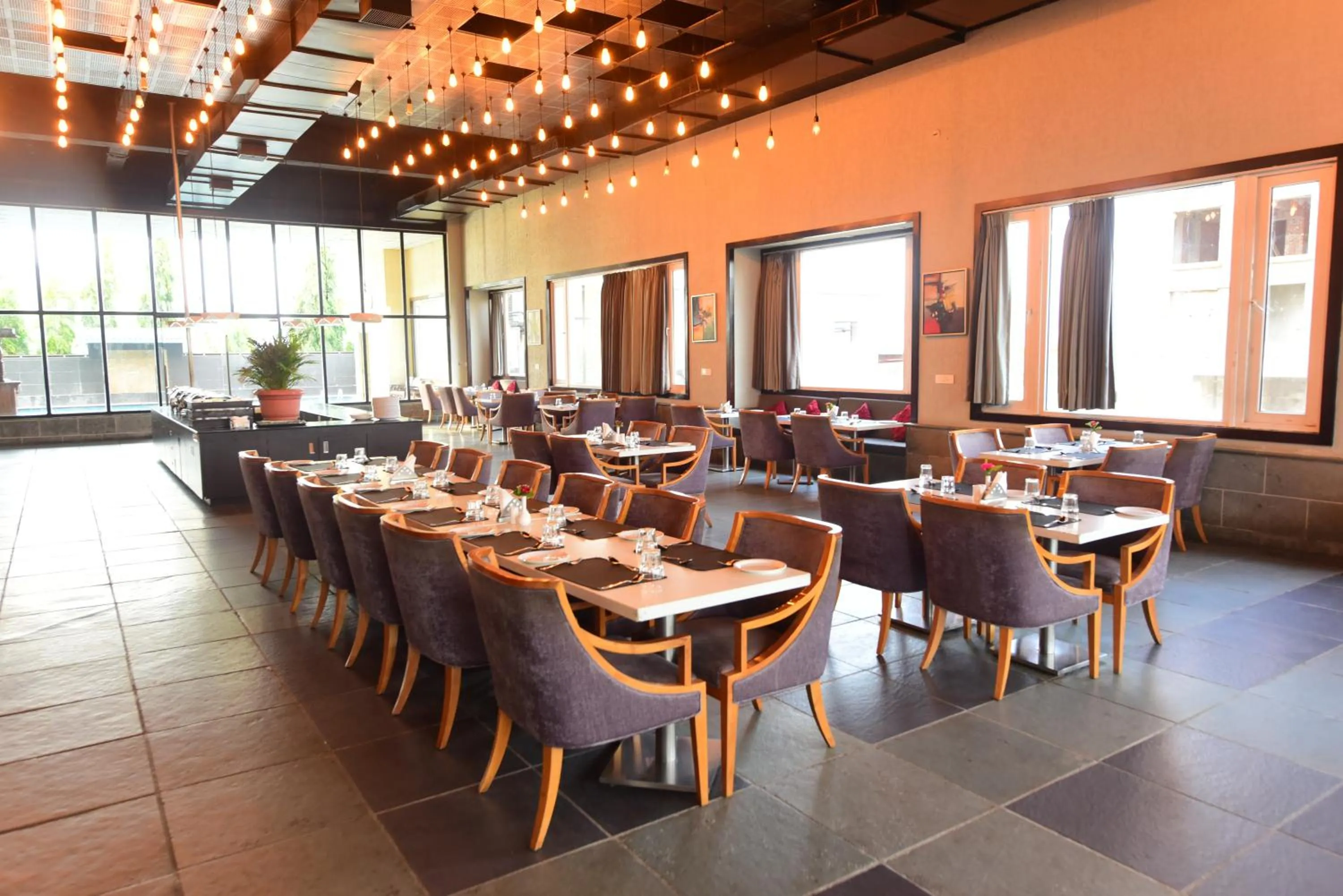 Restaurant/places to eat in Hotel Yois