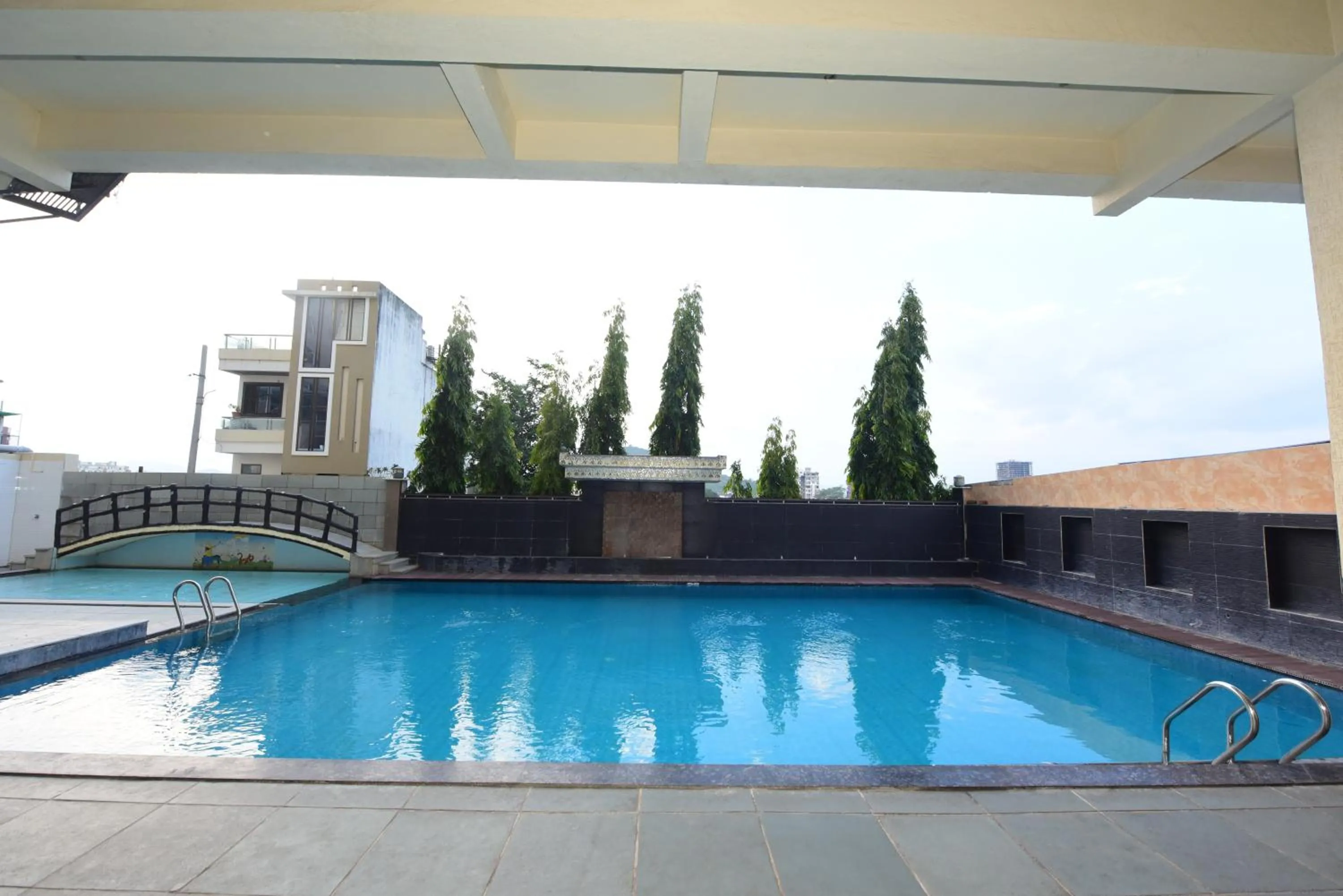 Swimming pool in Hotel Yois