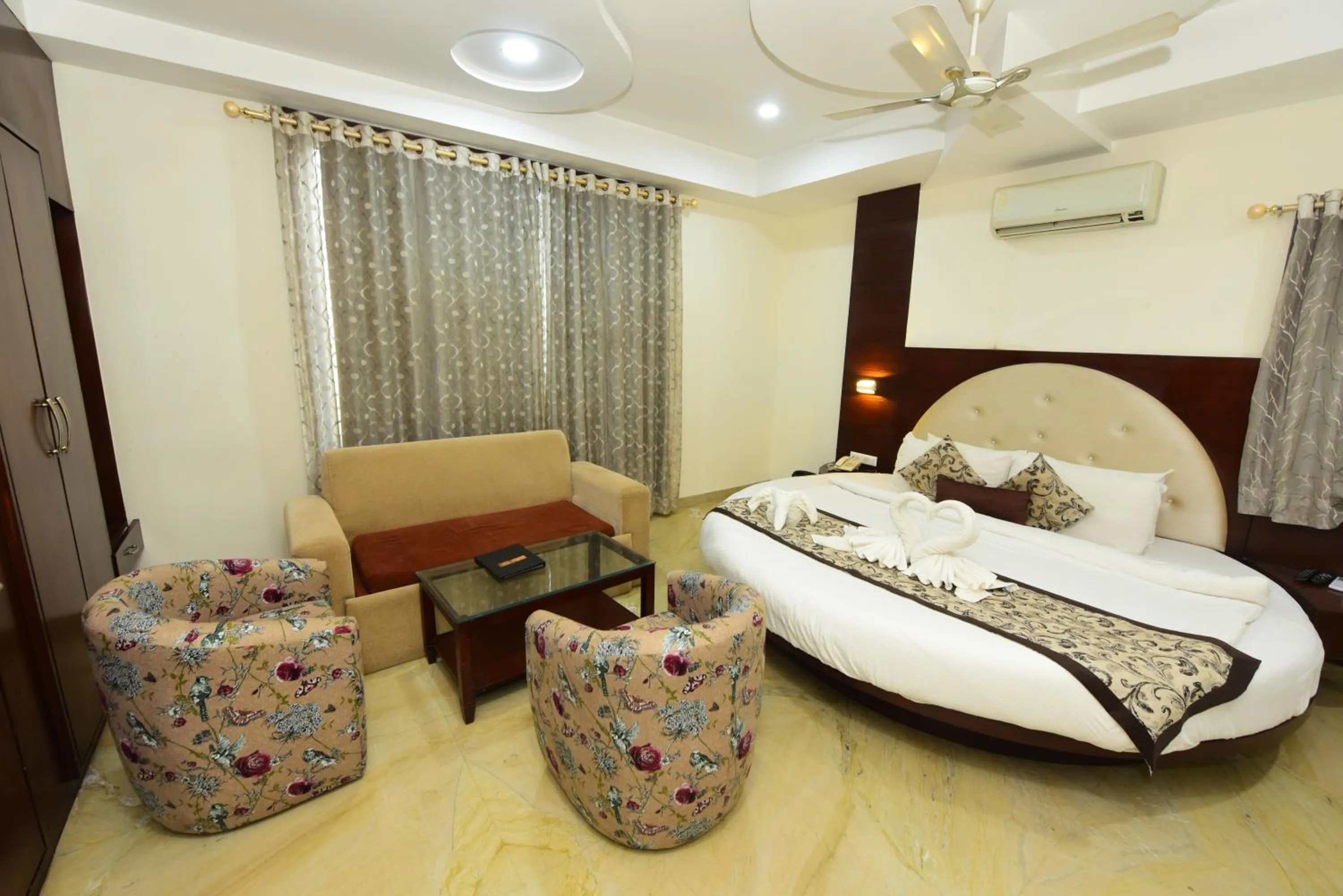 Photo of the whole room, Bed in Hotel Yois