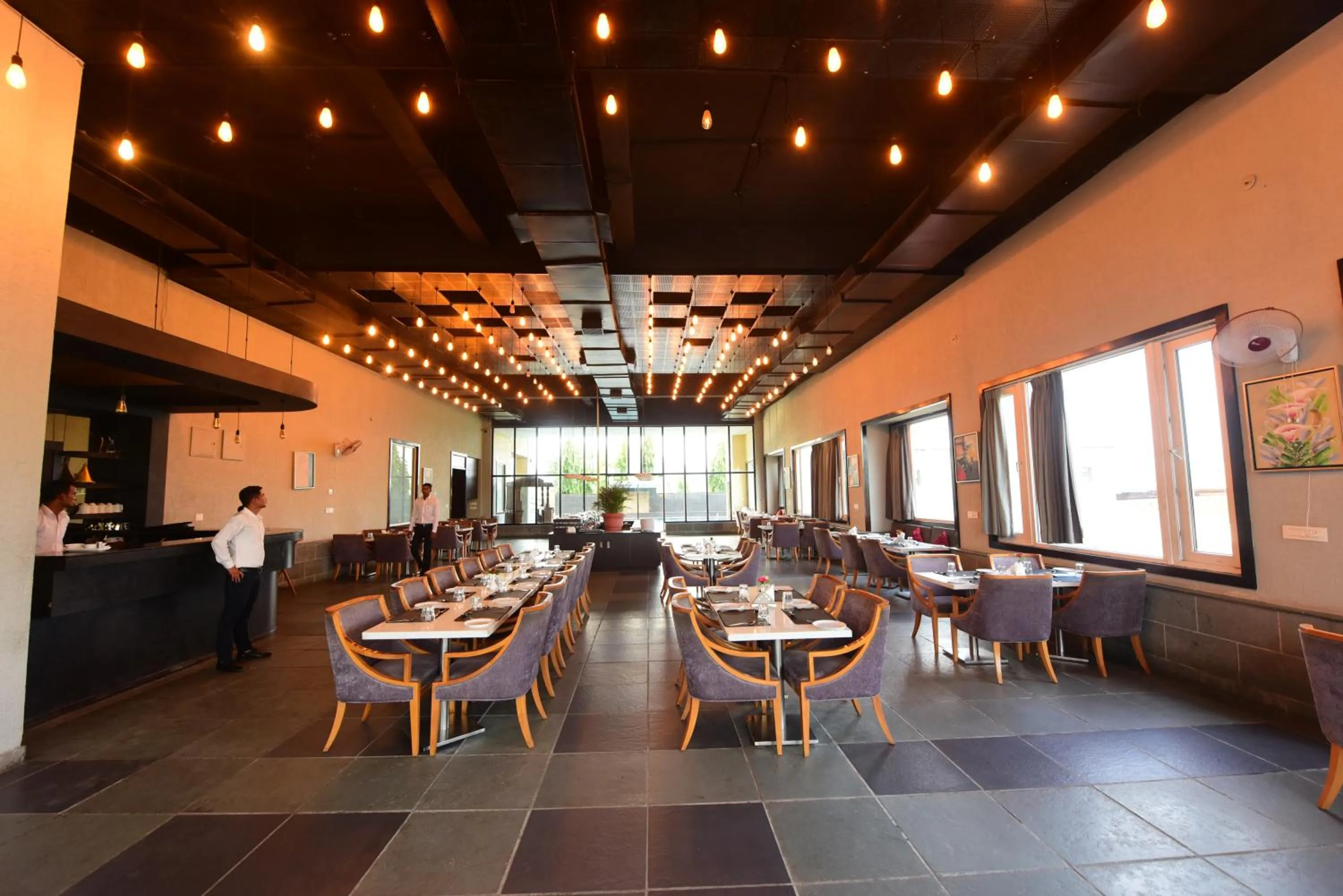 Restaurant/places to eat in Hotel Yois