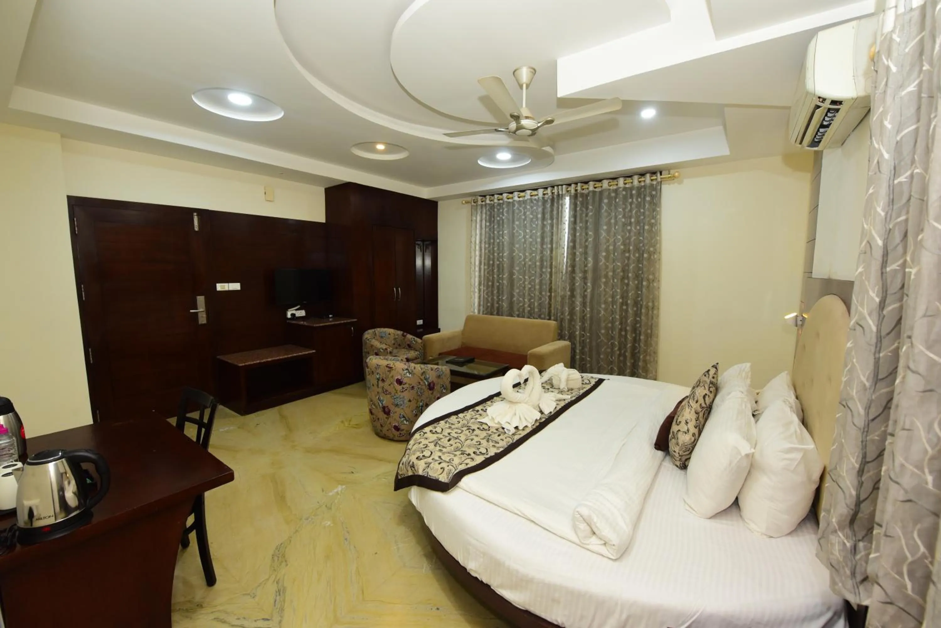 Photo of the whole room, Bed in Hotel Yois