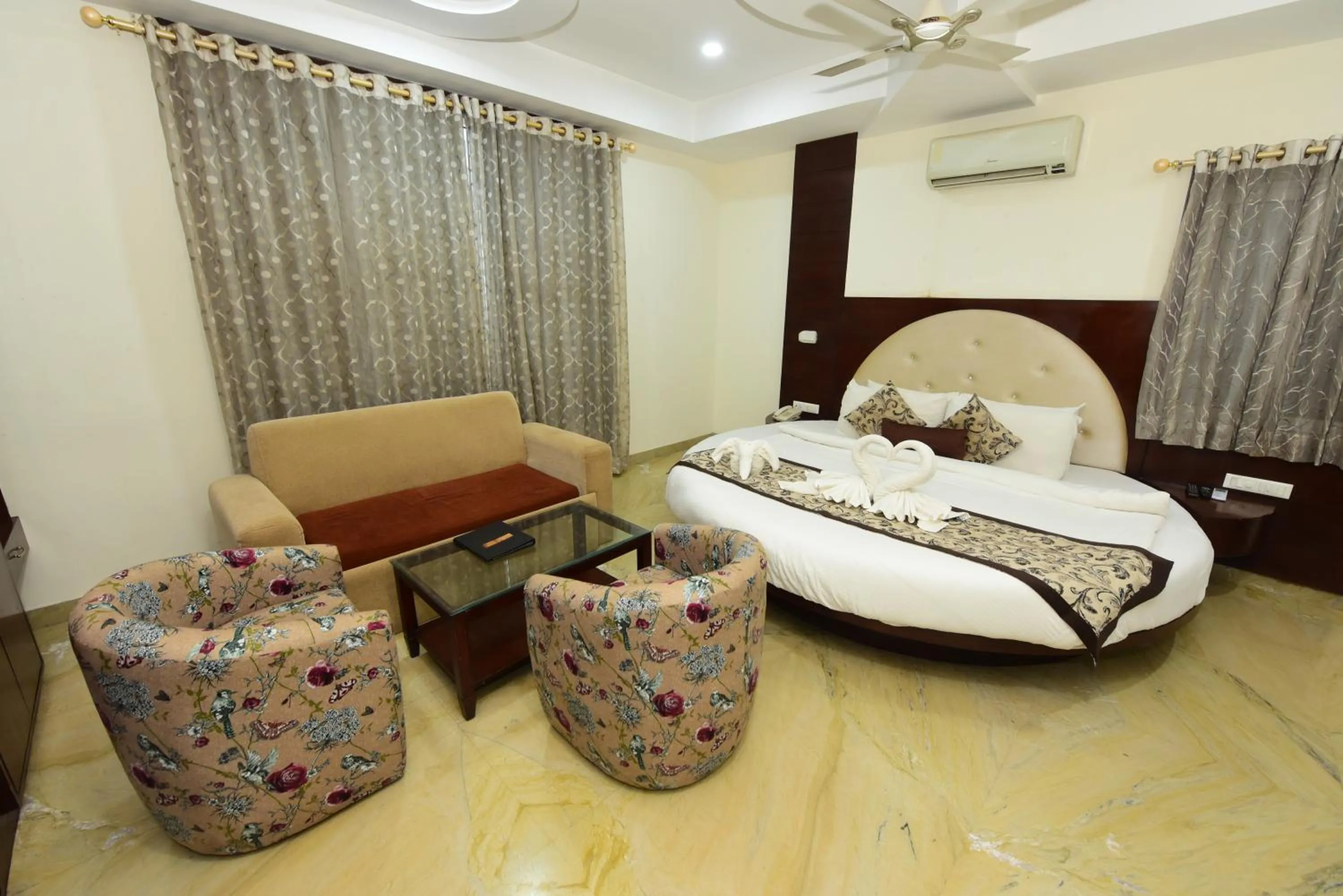 Seating area, Bed in Hotel Yois