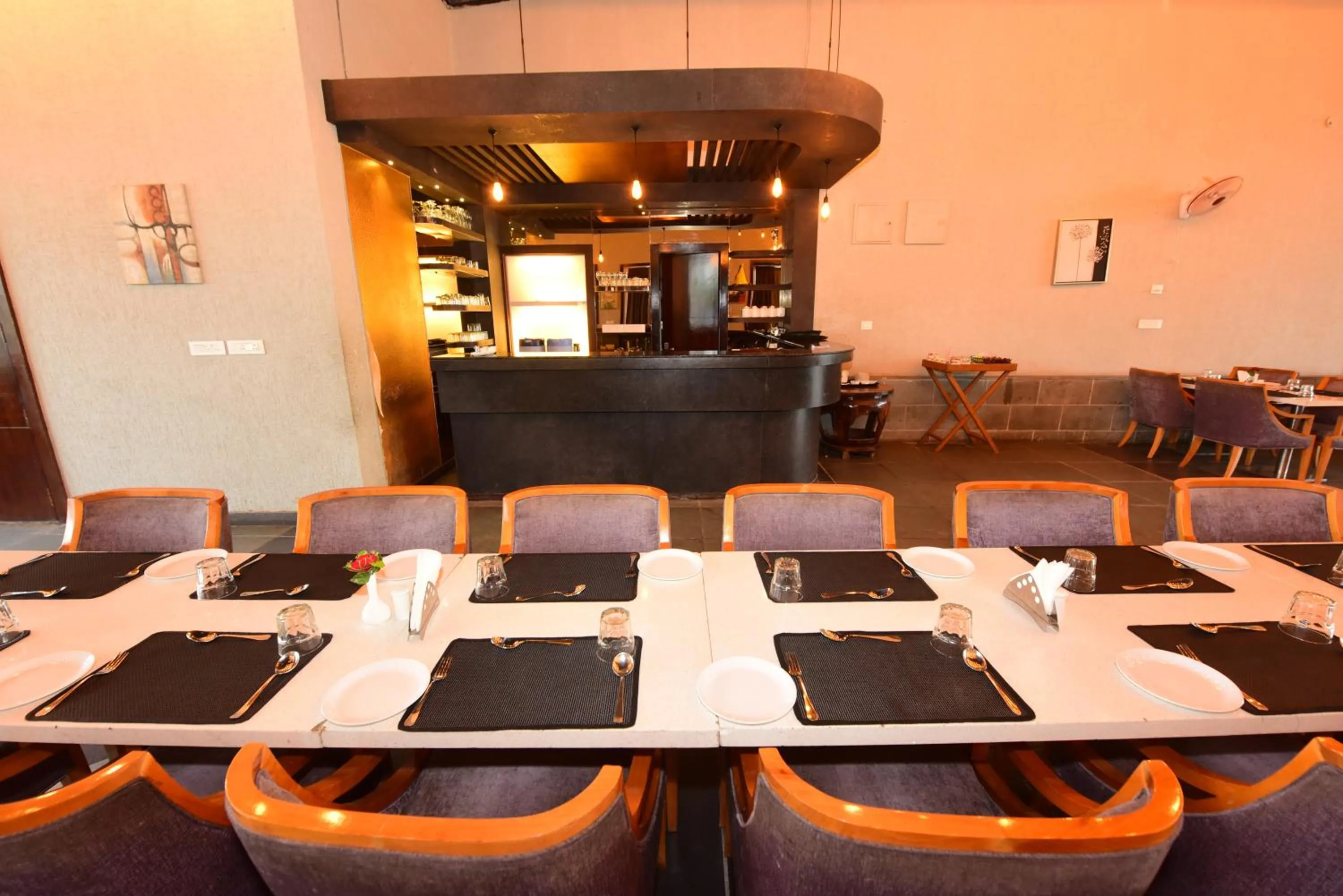 Restaurant/places to eat in Hotel Yois