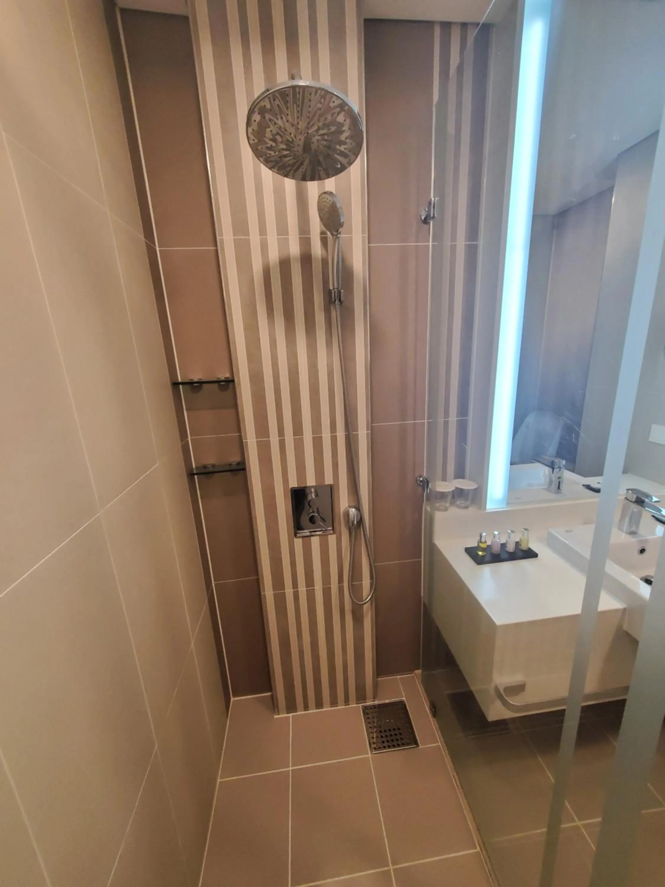 Shower in Hotel Tour Incheon Airport Hotel & Suites